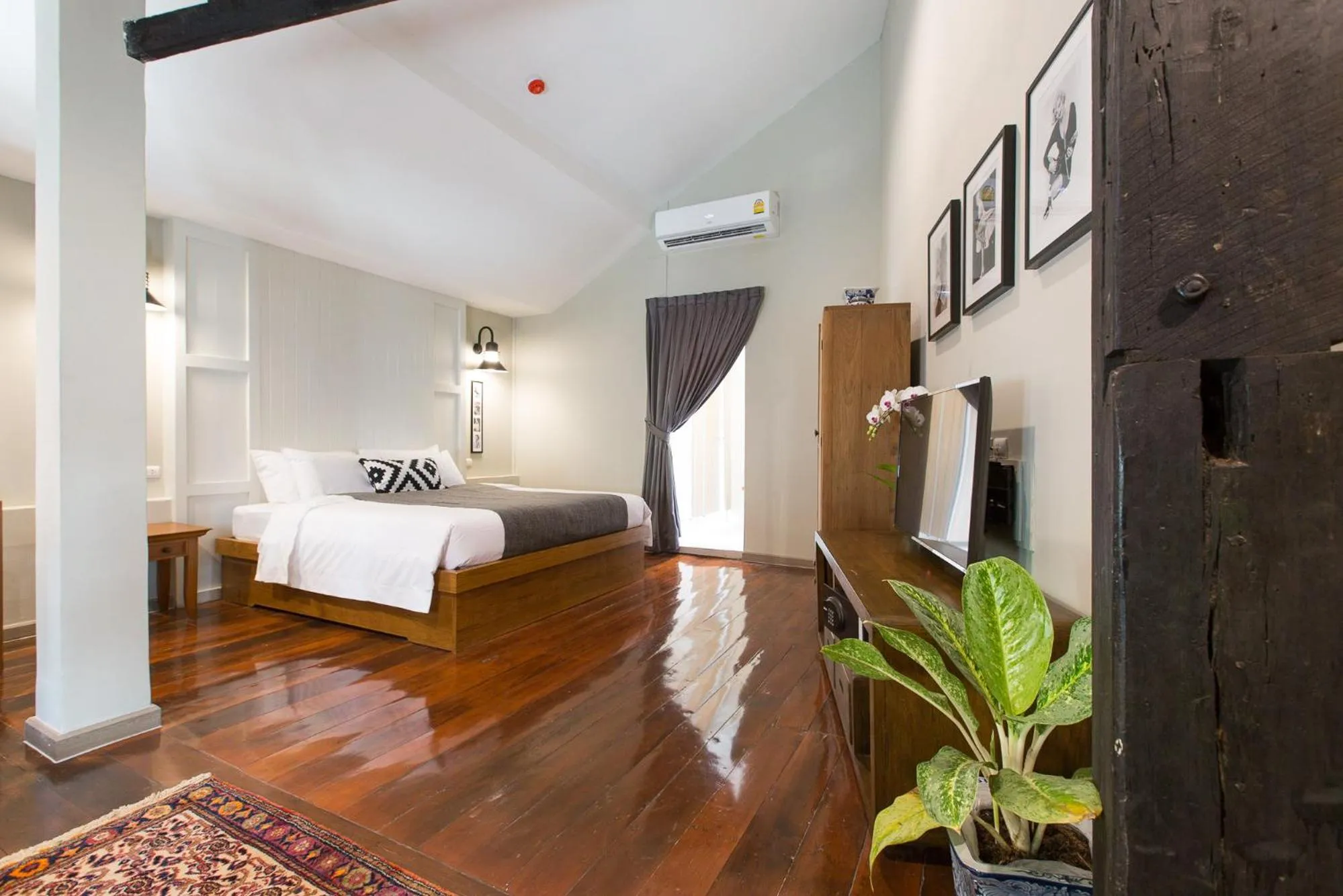 Master King Suite in Prince Theatre Heritage Stay Hostel - Silom