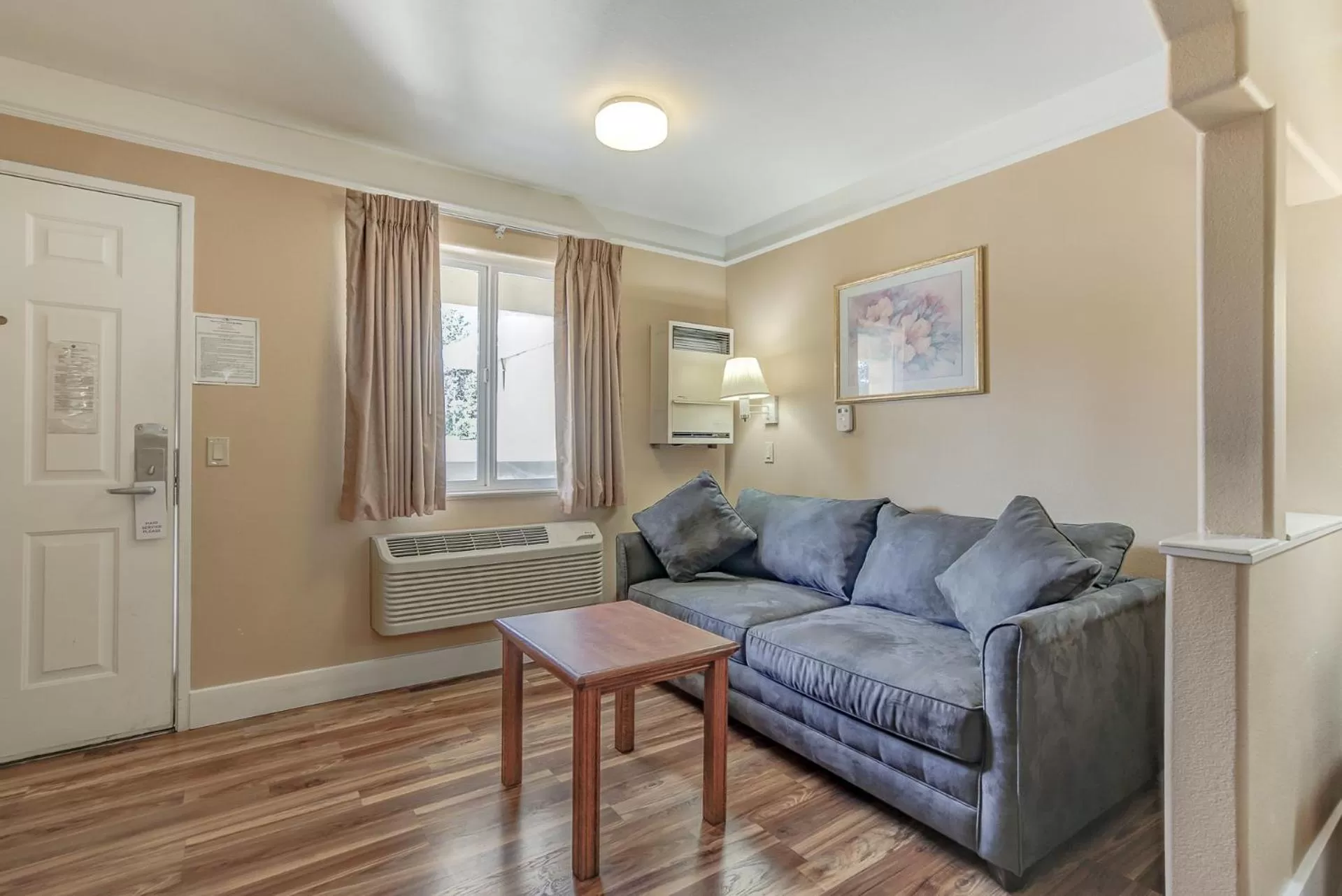 Living room in Shasta Pines Motel & Suites