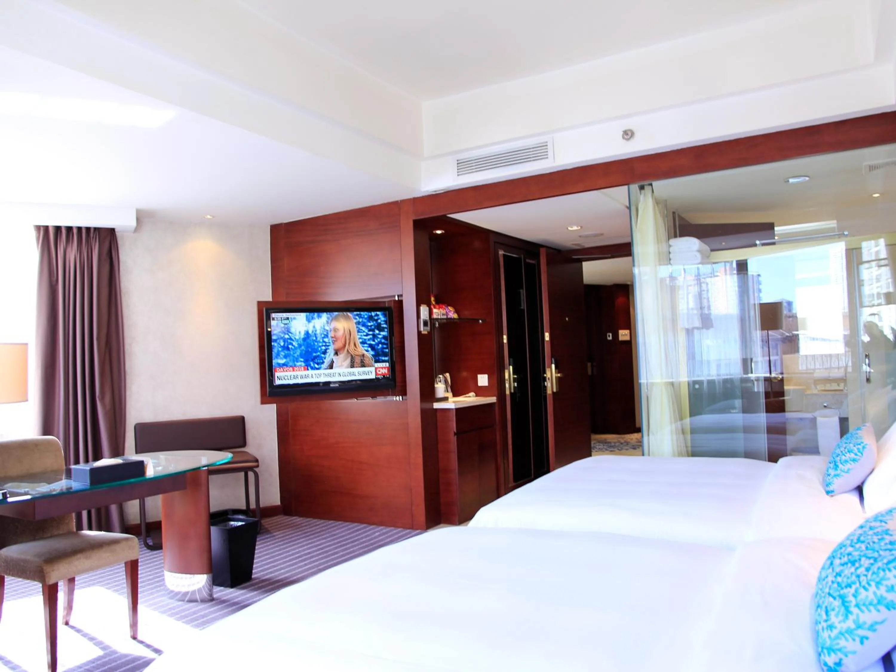 Bed in Kunming Haitian Hotel