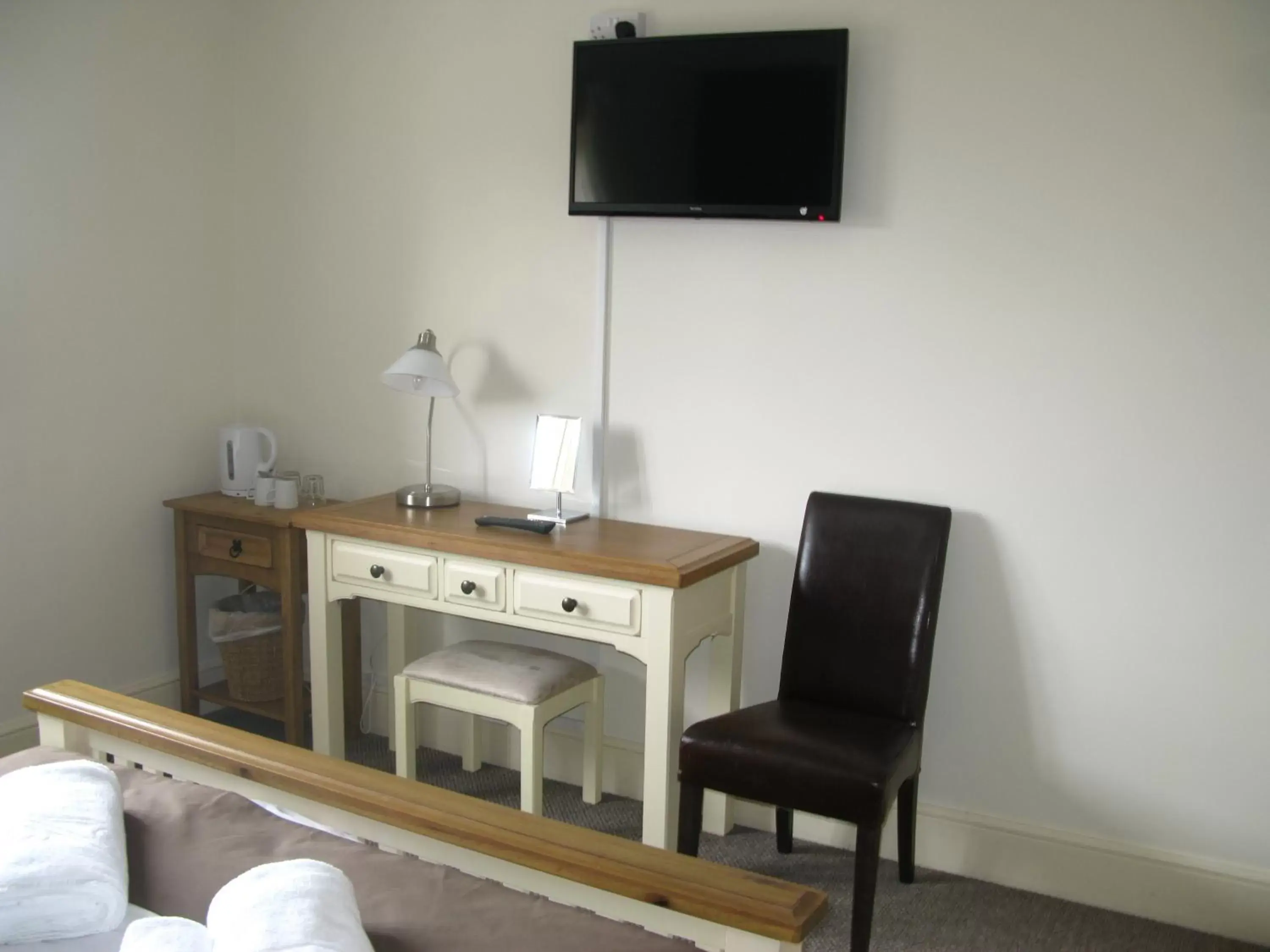 Bedroom, TV/Entertainment Center in The Chequers Inn