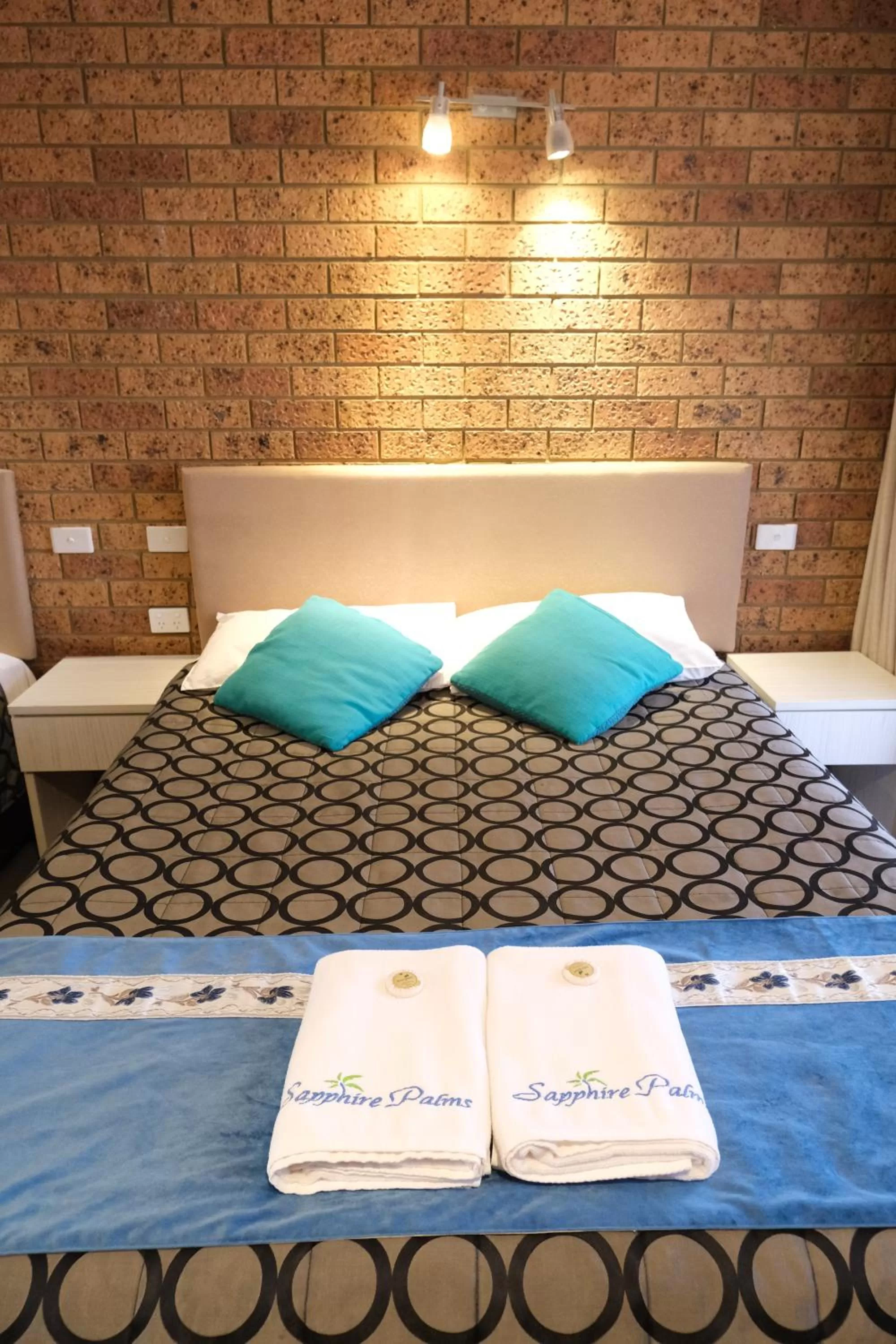 Bed in Sapphire Palms Motel