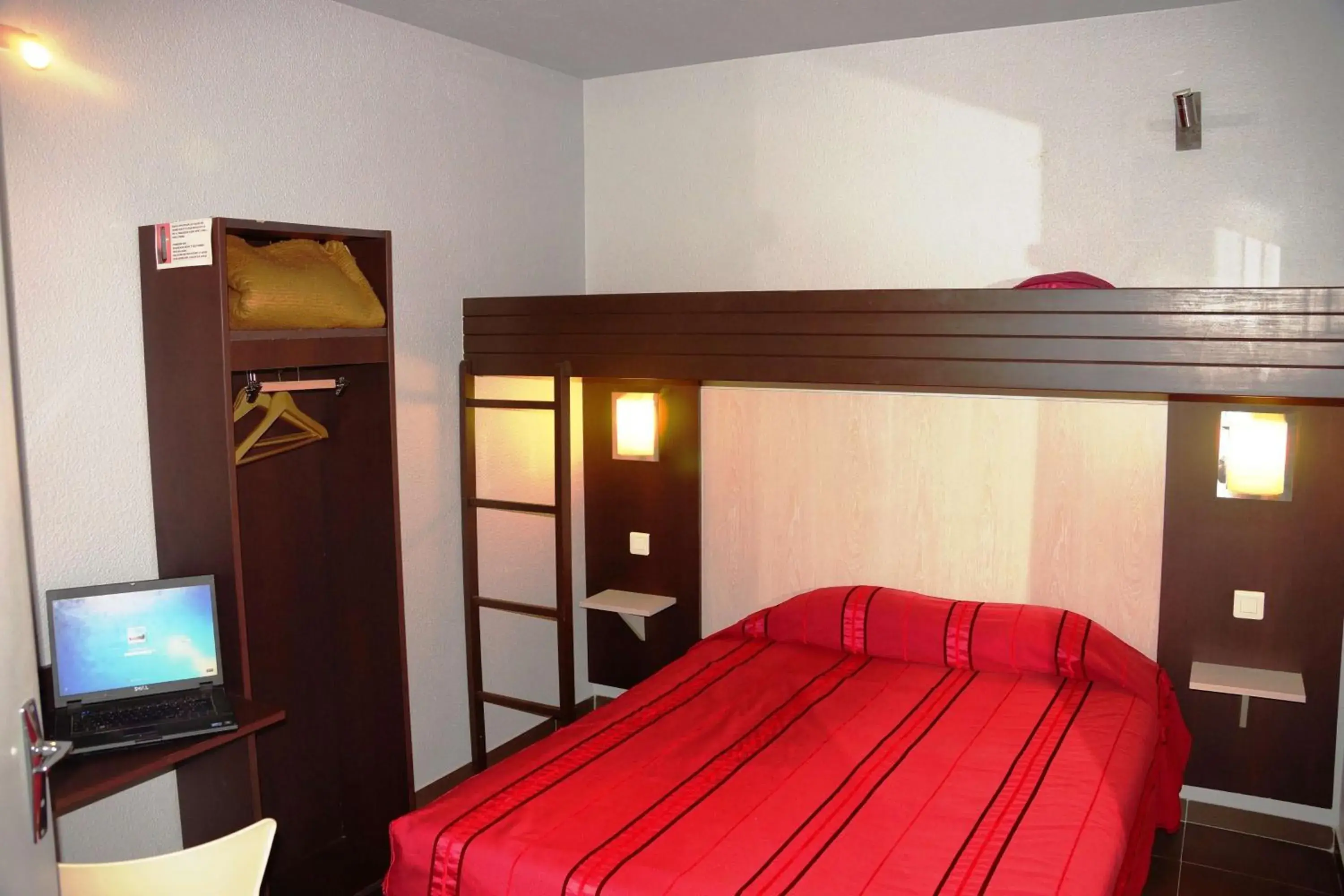 Bedroom, Bunk Bed in Brit Hotel Essentiel Sète / Balaruc