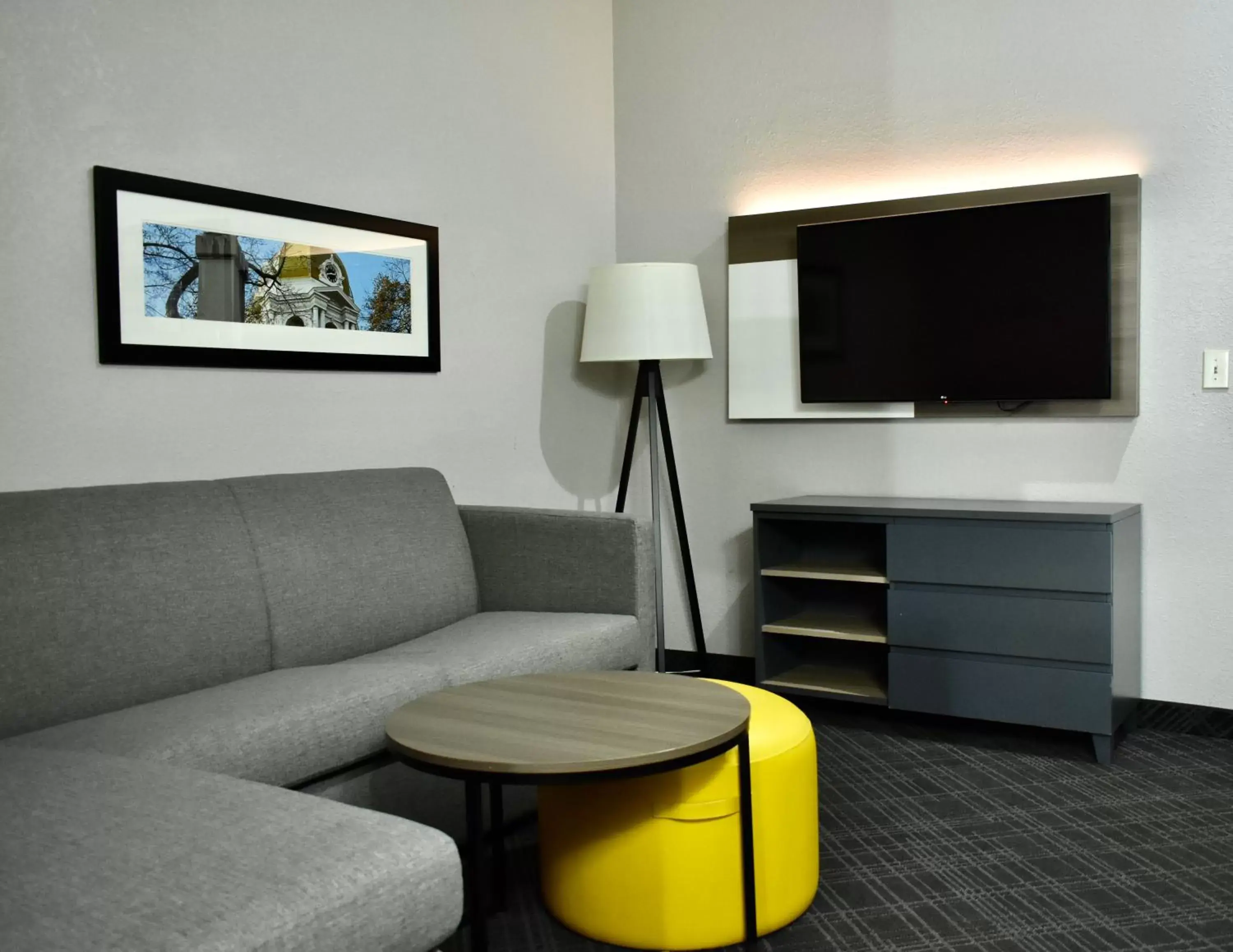 TV and multimedia, Seating Area in Comfort Inn & Suites Cartersville - Emerson Lake Point