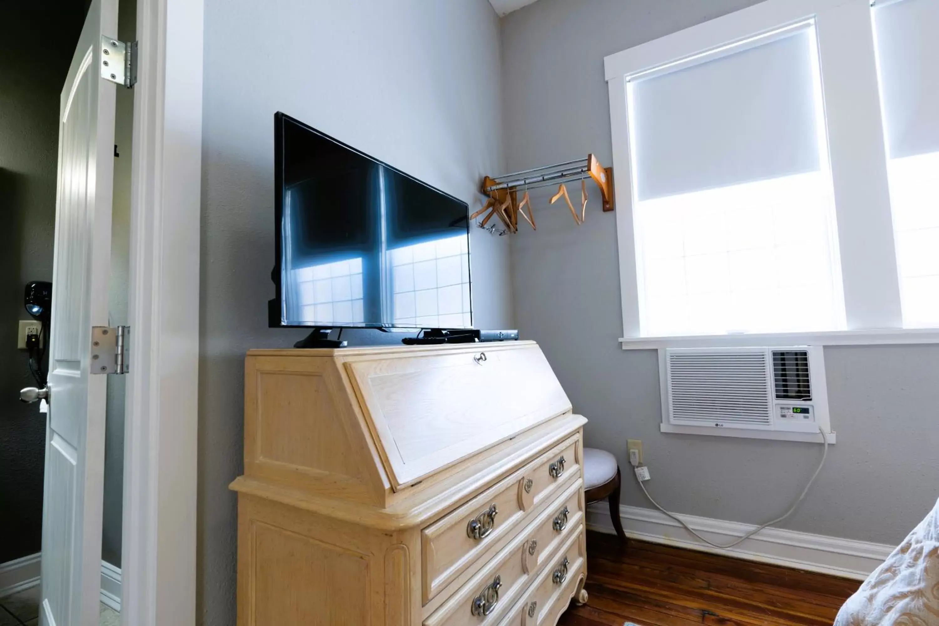 TV and multimedia, TV/Entertainment Center in Oak Park Inn