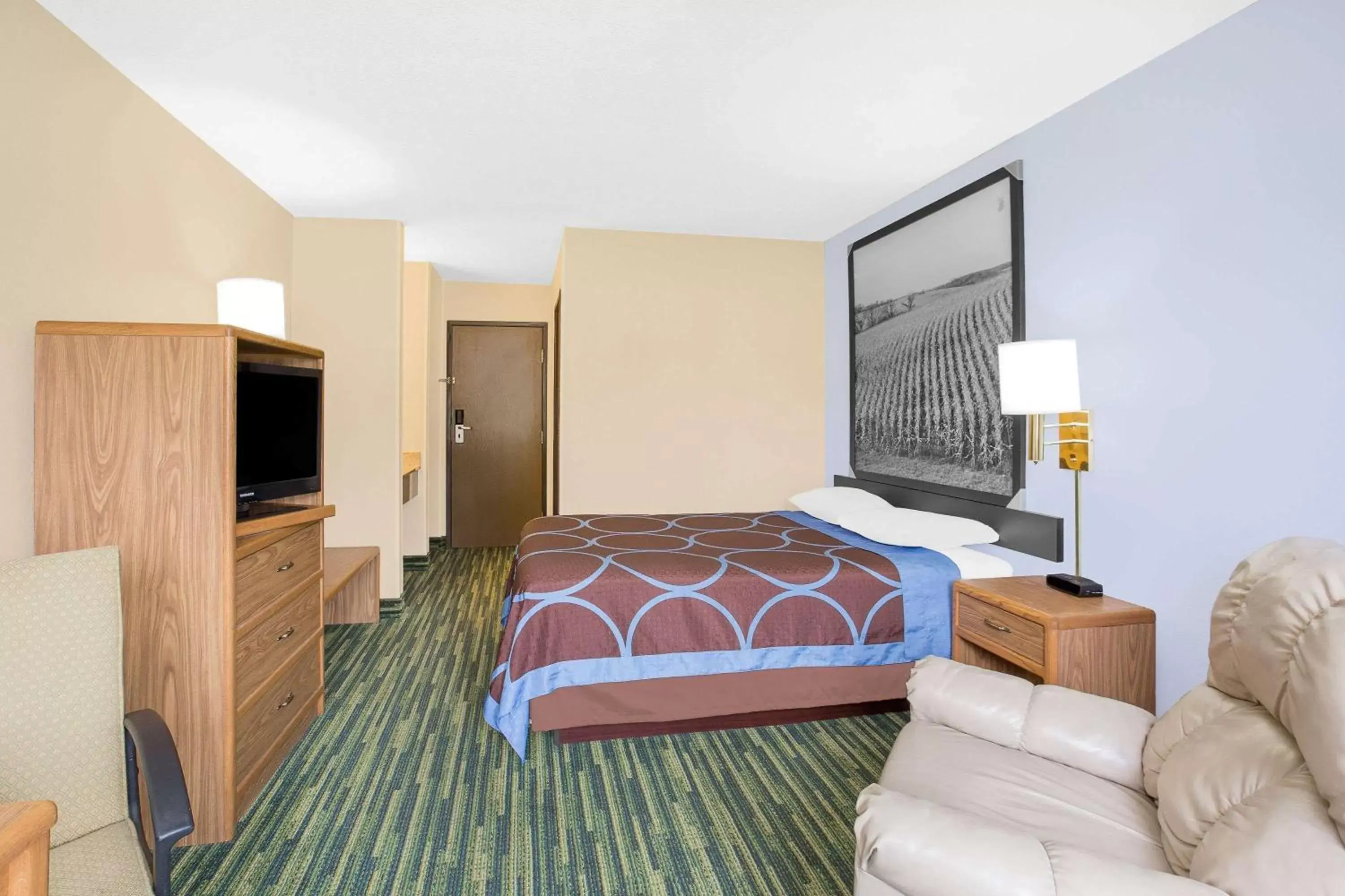 Photo of the whole room, Bed in Boarders Inn & Suites by Cobblestone Hotels Waterloo Cedar Falls