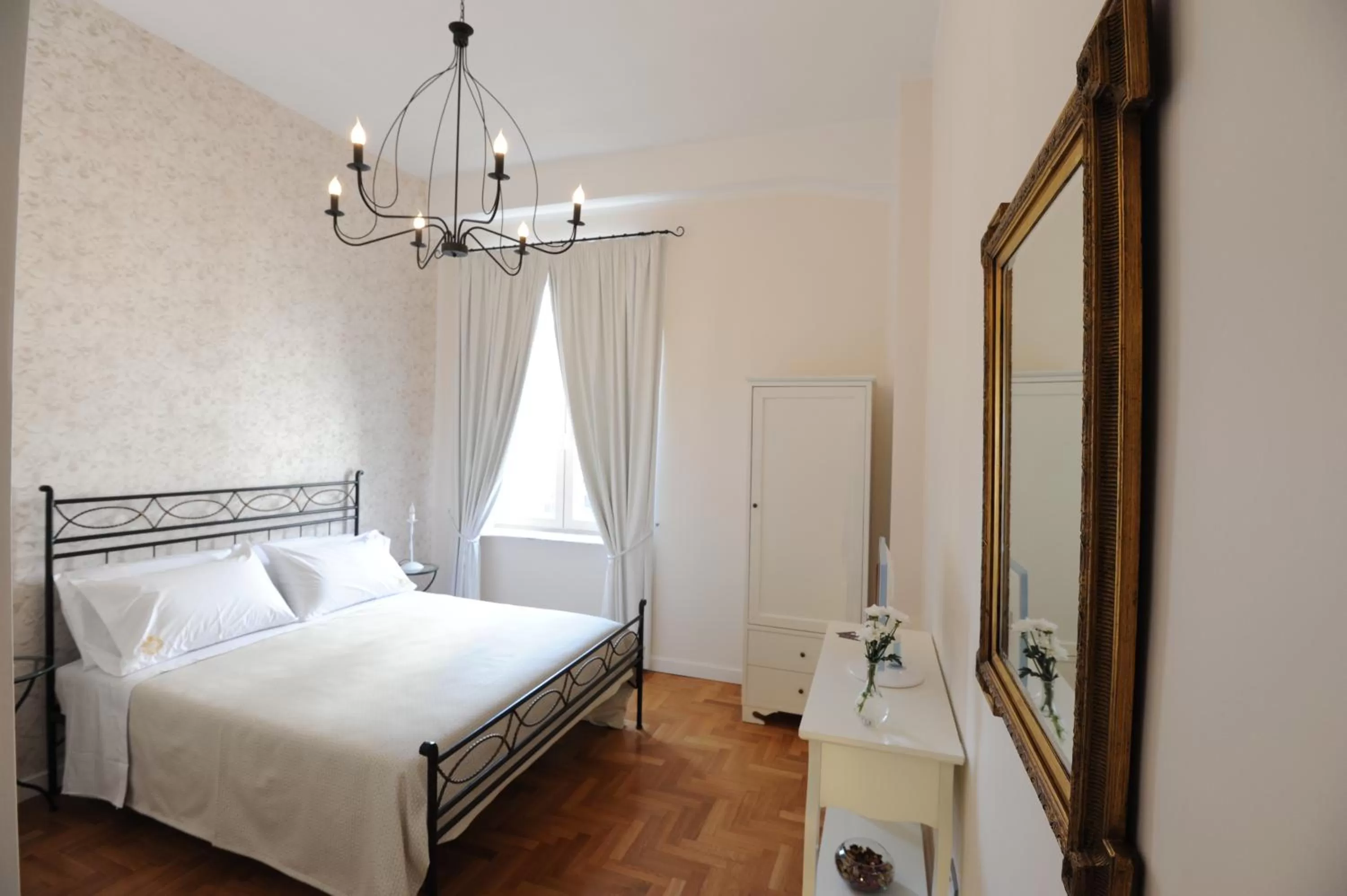 Photo of the whole room, Bed in Residenza Borbonica