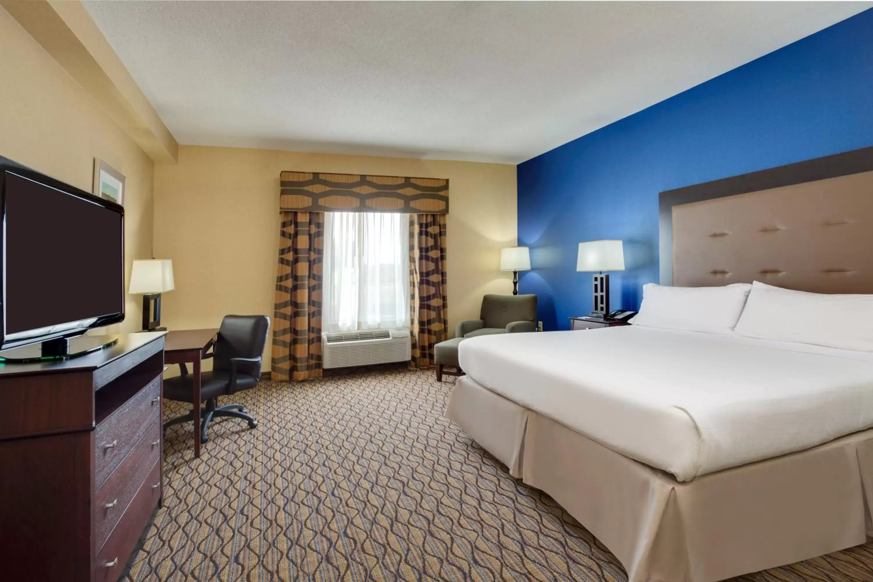 Photo of the whole room, Bed in Holiday Inn Express Tower Center New Brunswick by IHG Photo of the whole room, Bed in Holiday Inn Express Tower Center New Brunswick by IHG