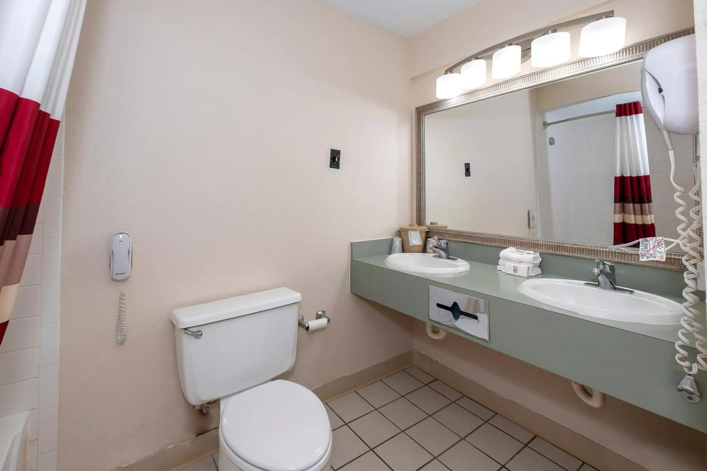 Bathroom in Red Roof Inn & Suites Hazleton