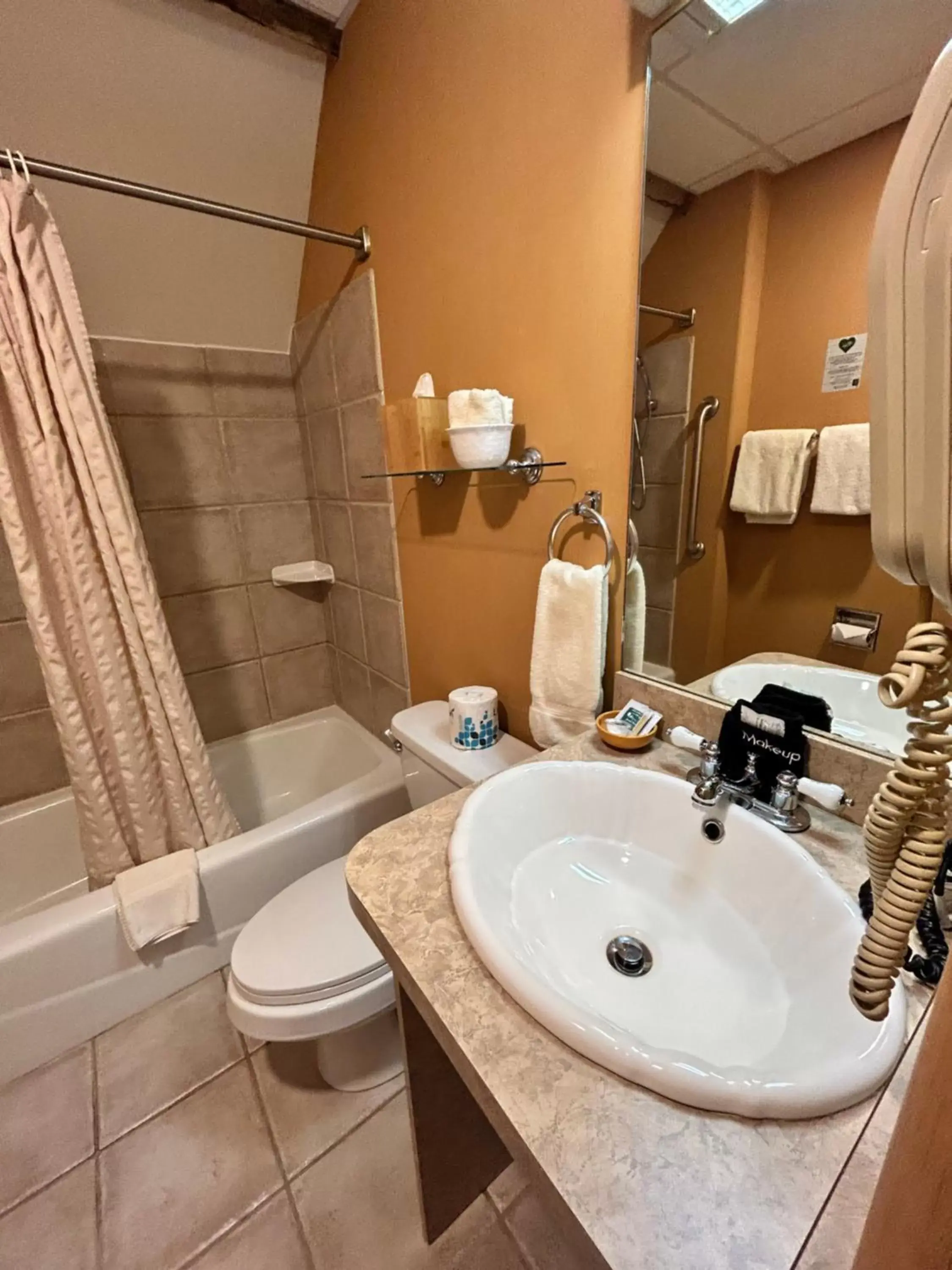 Queen Room in The Common Man Inn, Spa & Lodge Queen Room in The Common Man Inn, Spa & Lodge