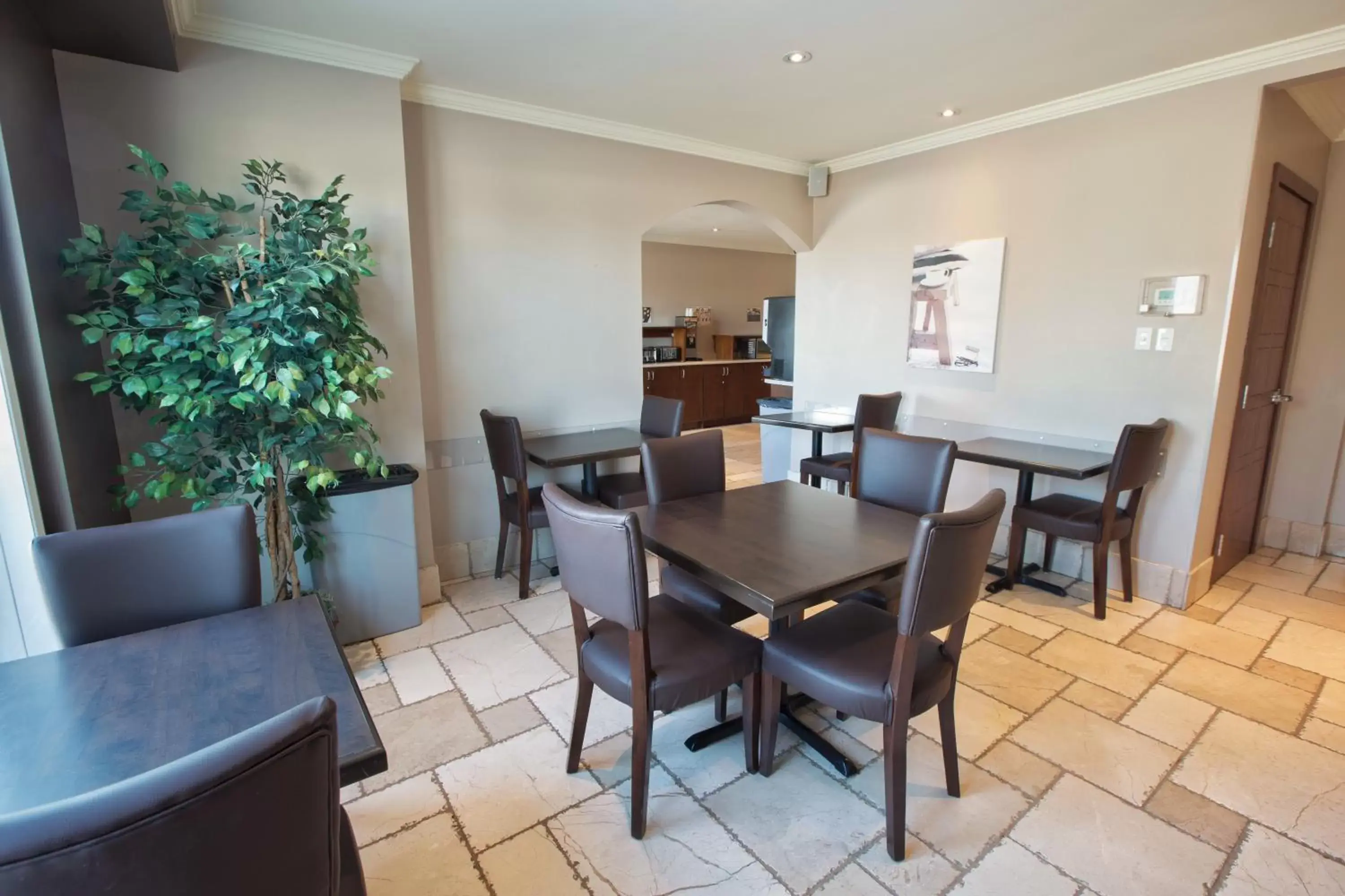 Dining Area in Hotel Brossard