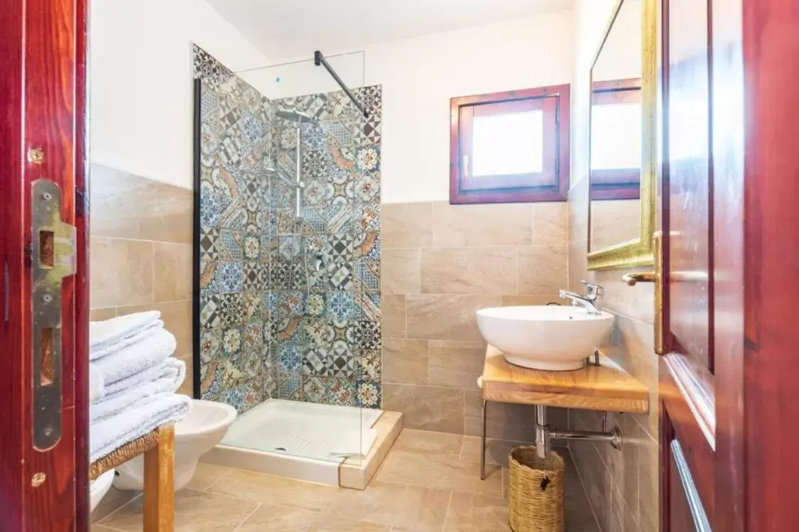 Shower, Bathroom in Hotel Ristorante S'Ortale