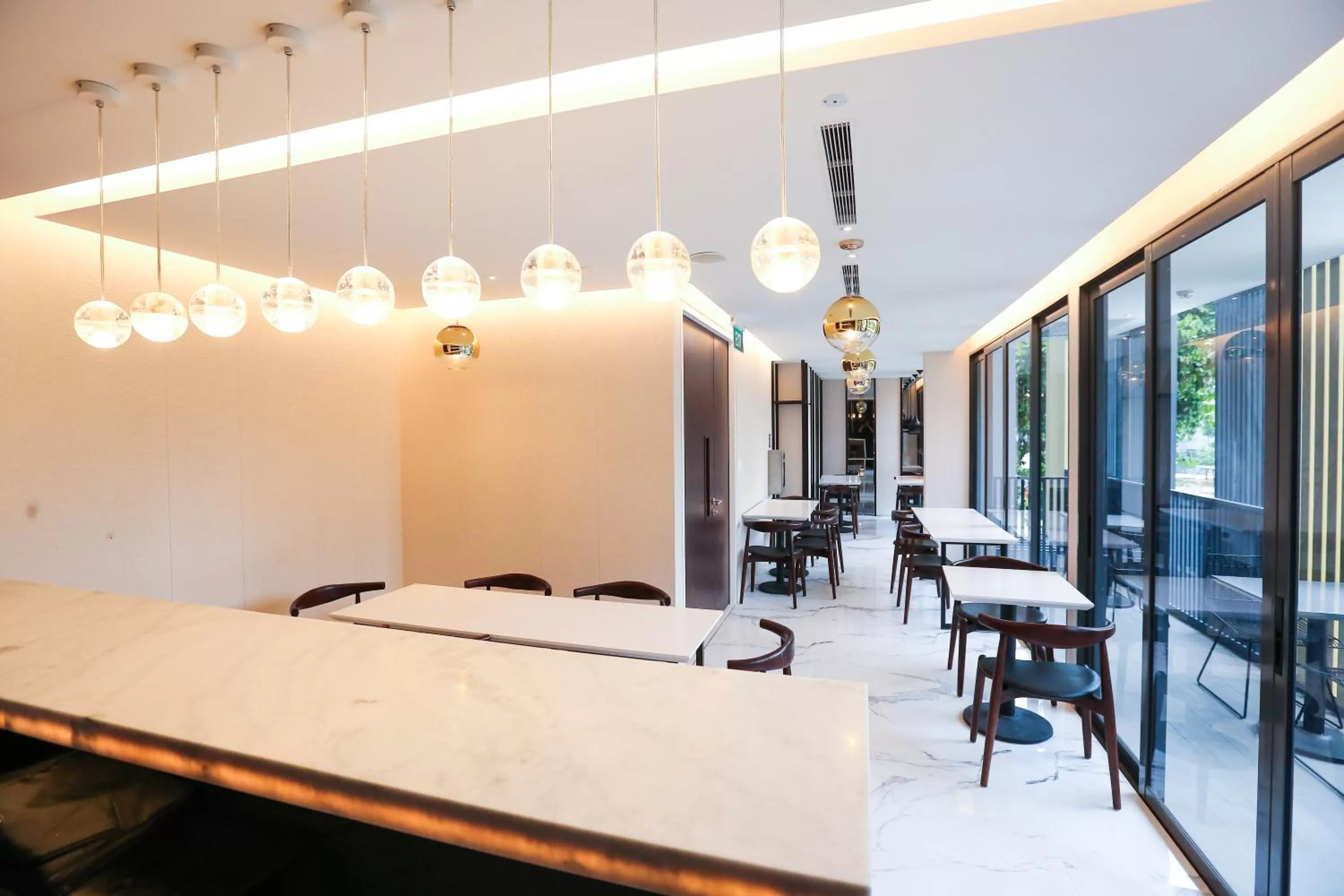 Restaurant/places to eat in L Hotel Premier By Lion Peak