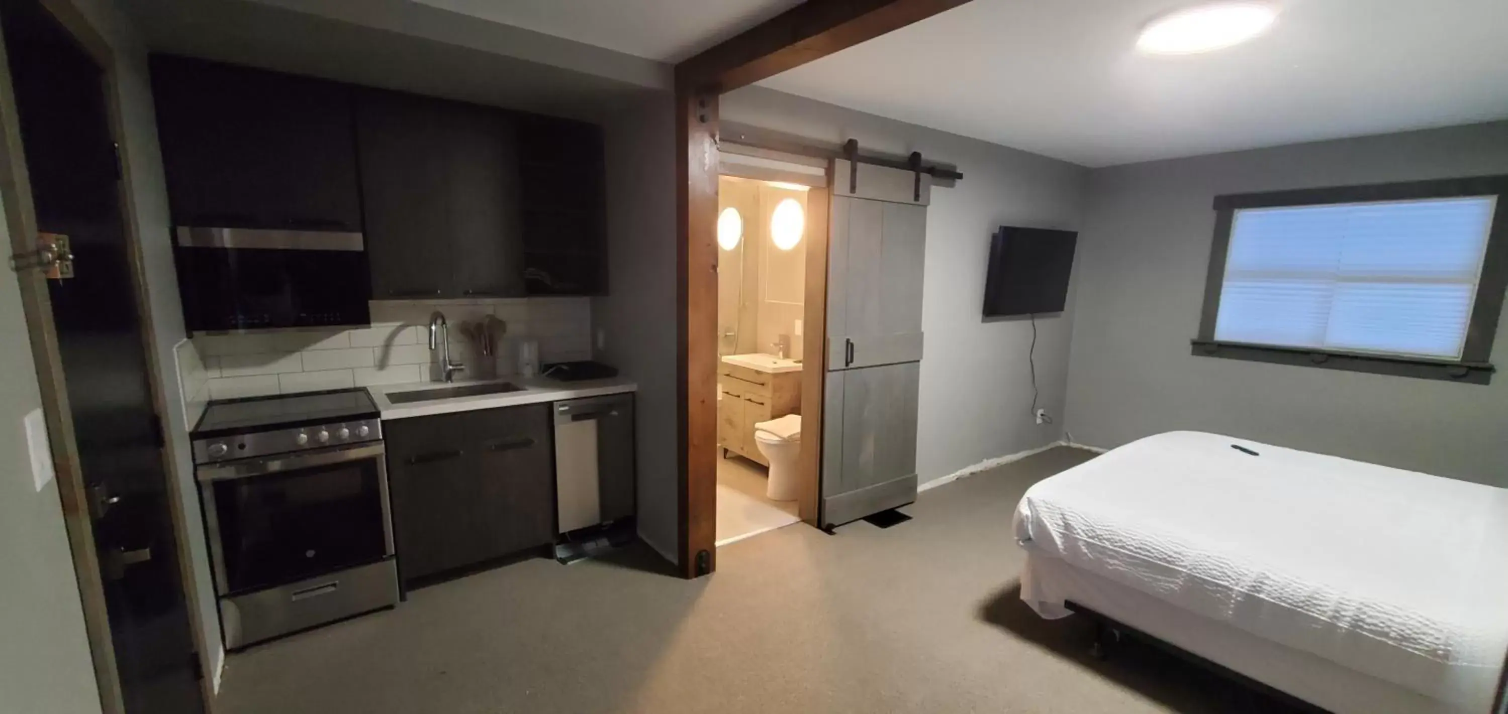 Bed, Kitchen/Kitchenette in Moira Lake Motel