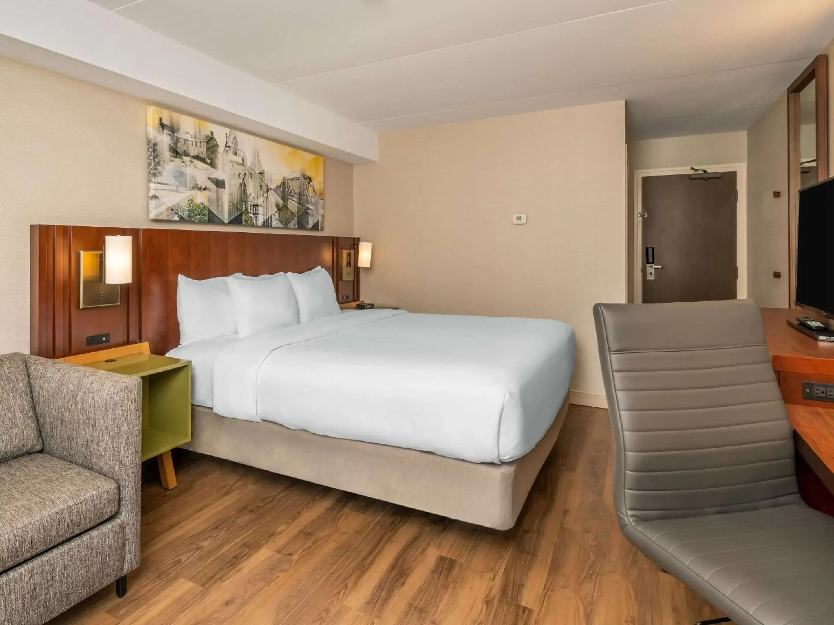 Bedroom, Bed in Comfort Inn Ottawa West- Kanata