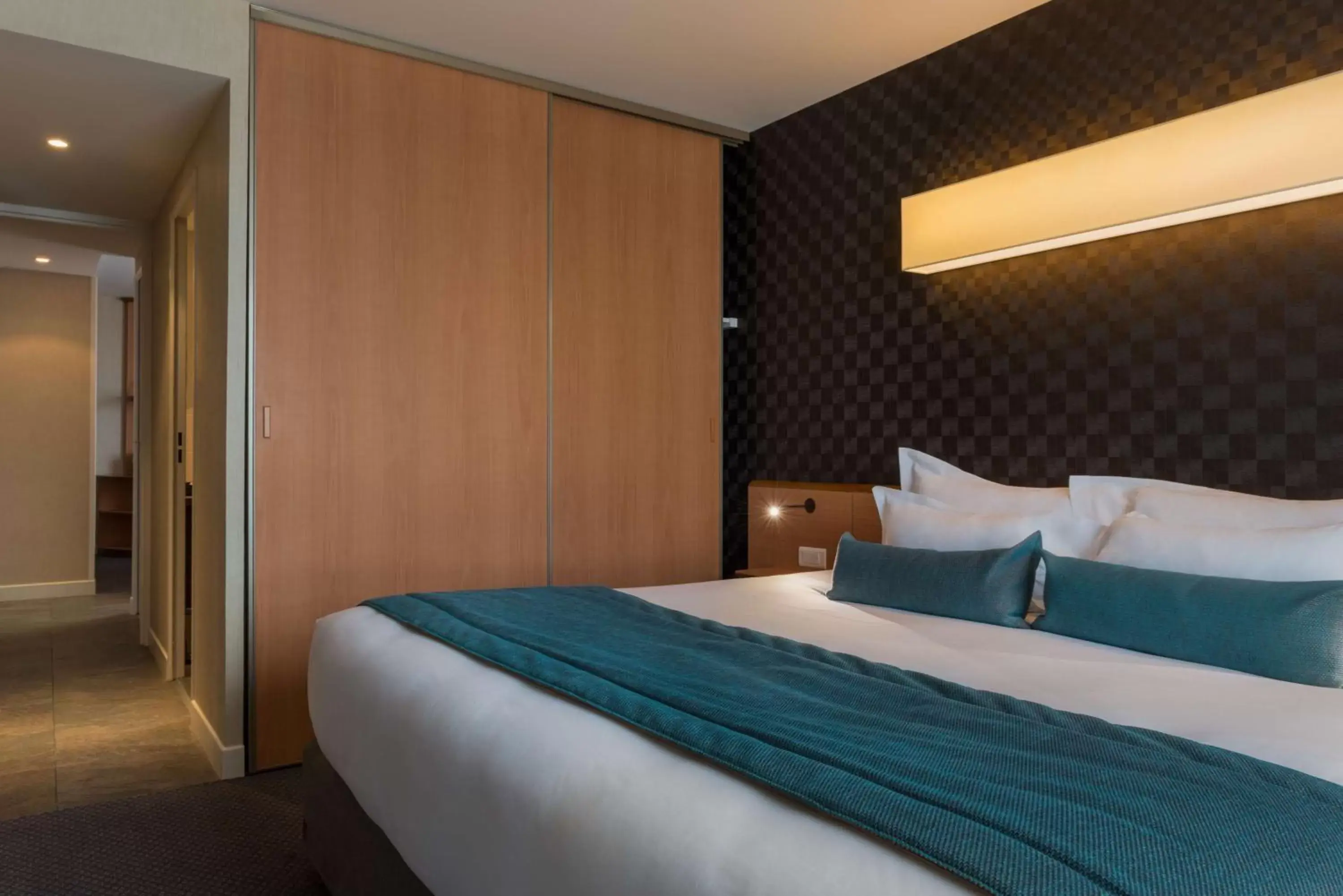 Restaurant/places to eat, Bed in Best Western Plus Paris Saclay Restaurant/places to eat, Bed in Best Western Plus Paris Saclay