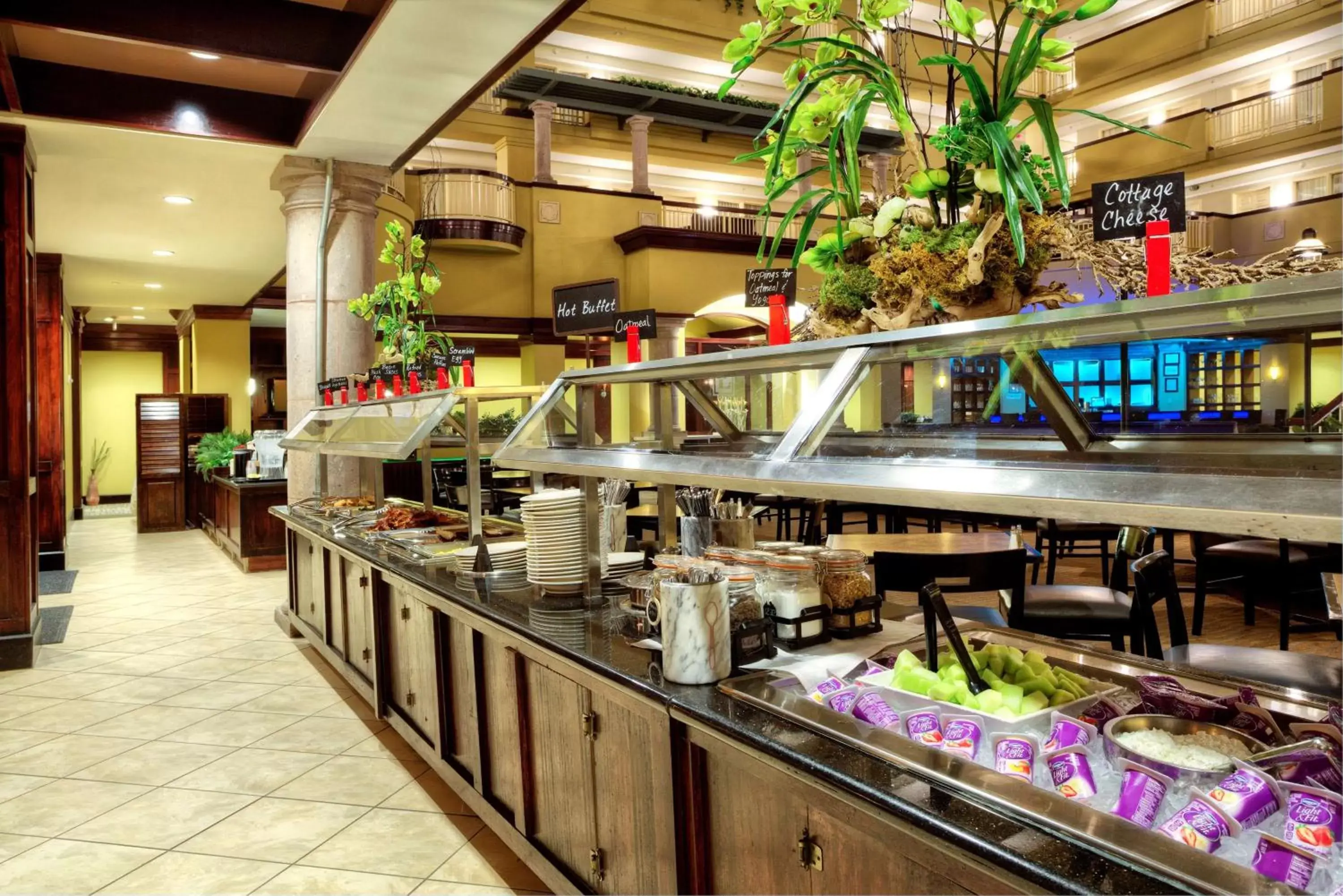 Restaurant/places to eat in Embassy Suites by Hilton Laredo