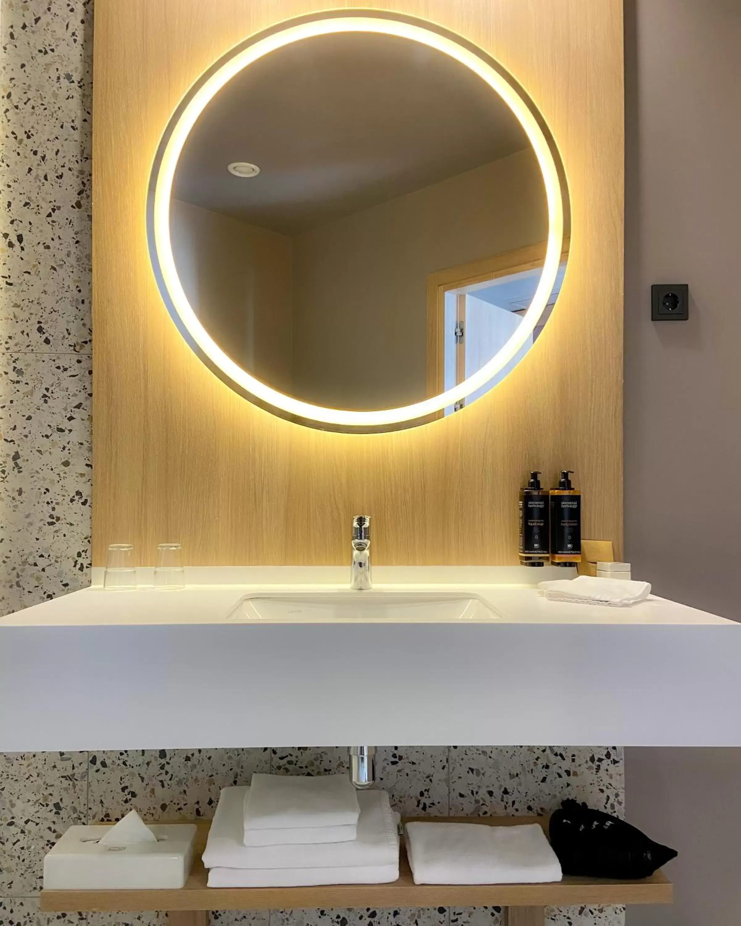 Bathroom, TV/Entertainment Center in Conti Hotel