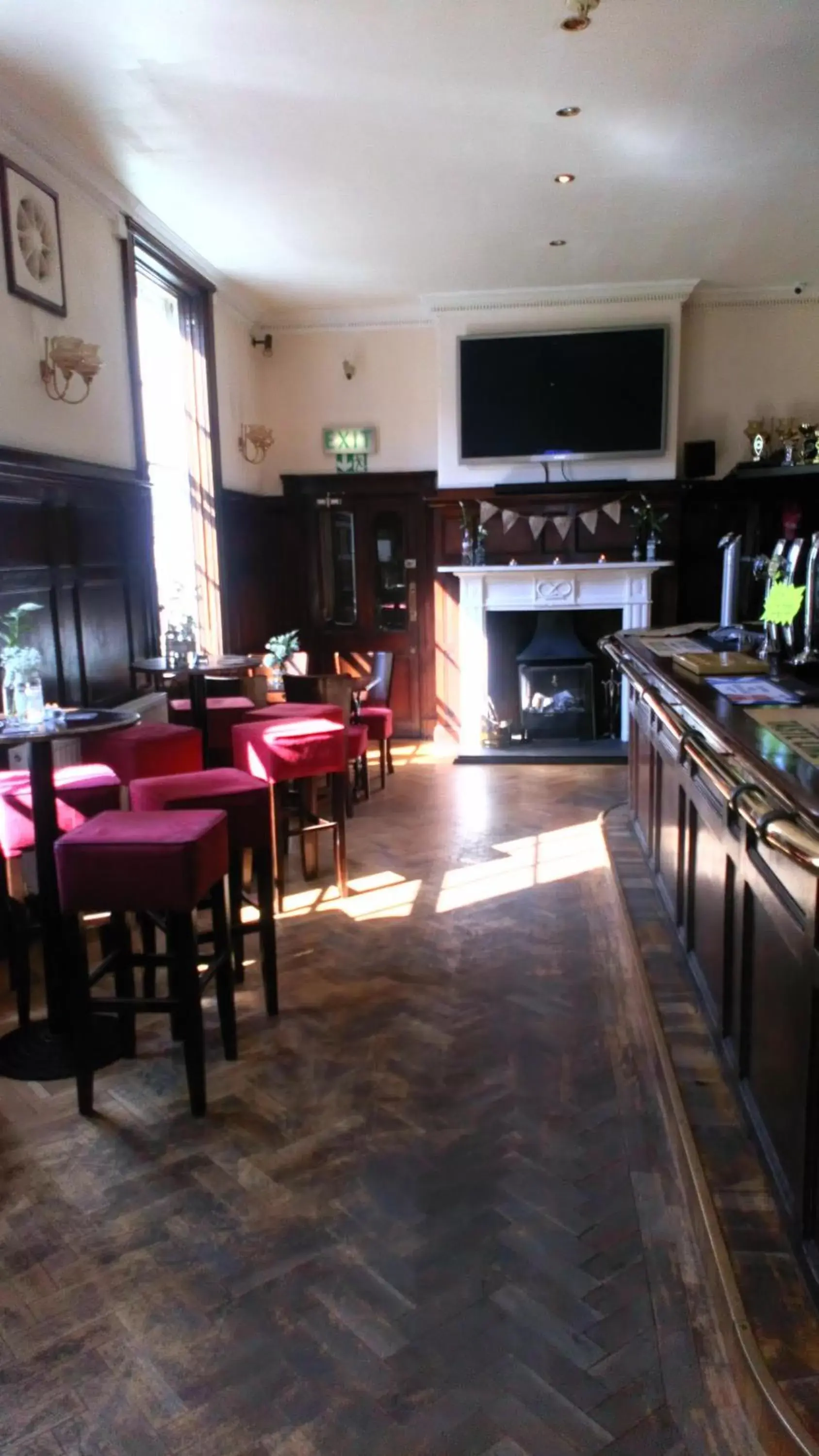 Drinks, Restaurant/Places to Eat in The Londesborough Arms bar with en-suite rooms
