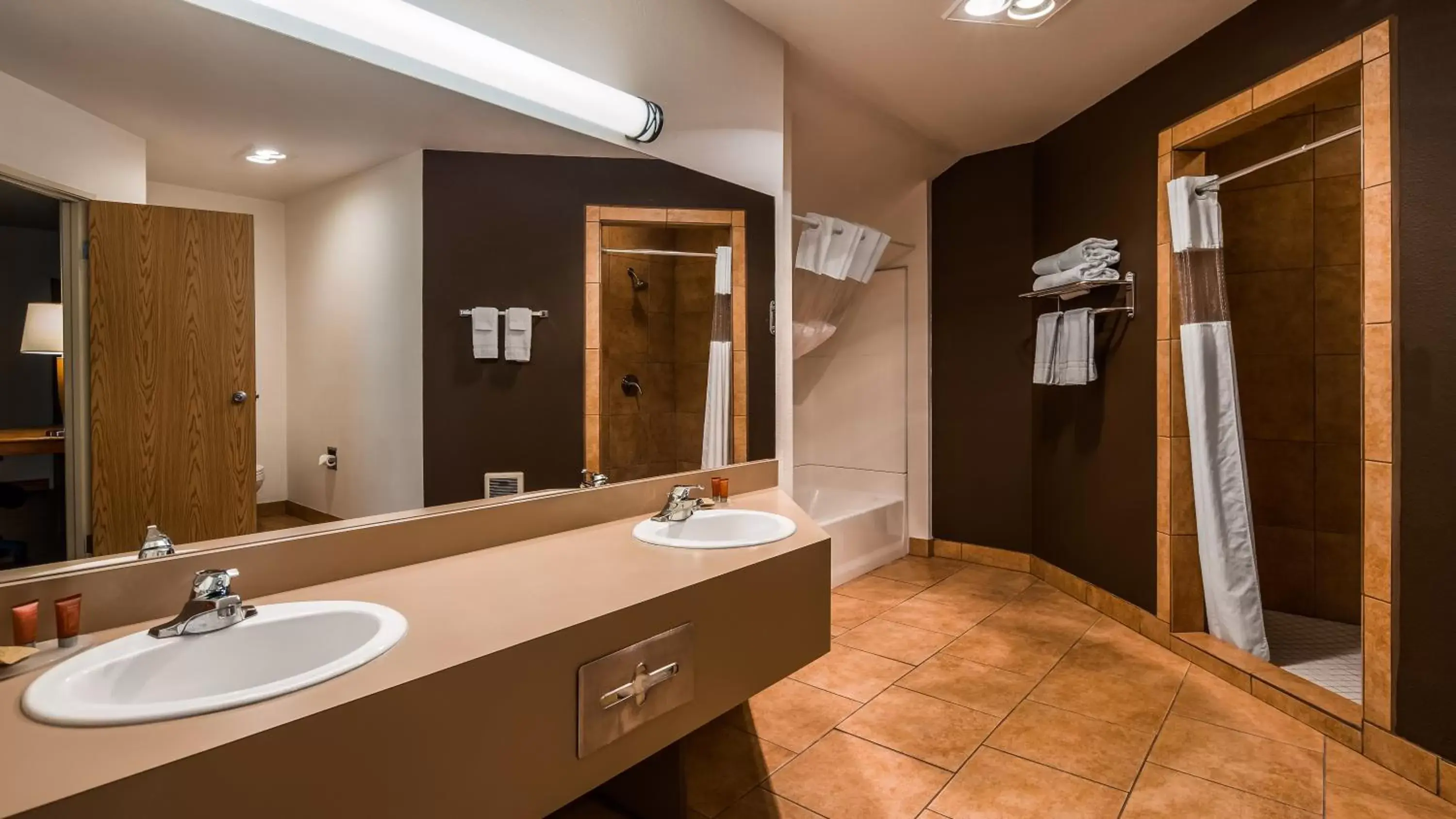 Shower, Bathroom in SureStay Plus Hotel by Best Western Post Falls