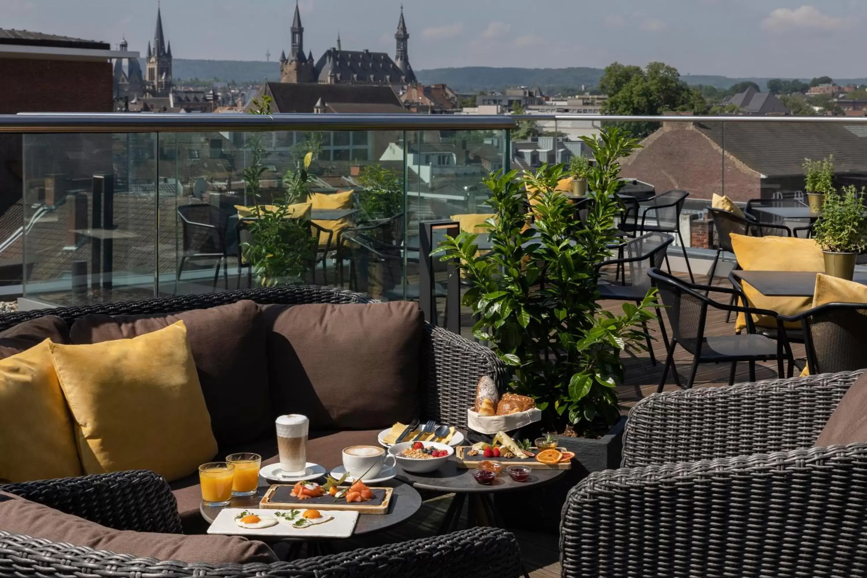 Balcony/Terrace, Restaurant/Places to Eat in INNSiDE by Meliá Aachen