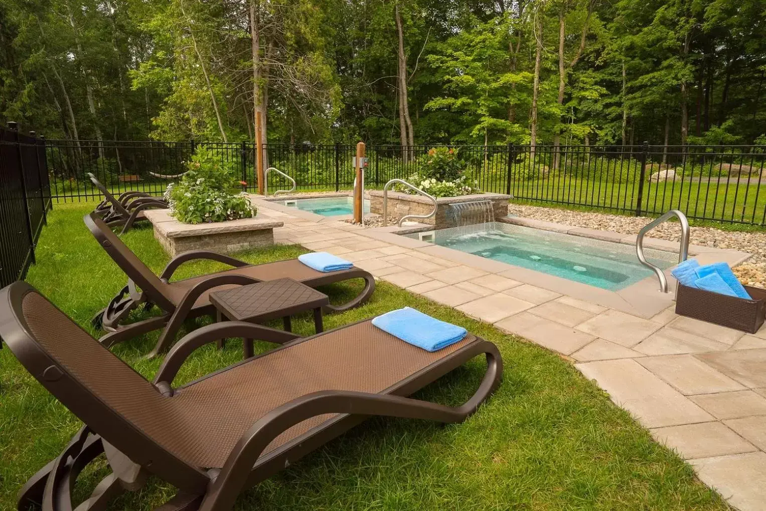 Hot Tub, Swimming Pool in Auberge des Gallant