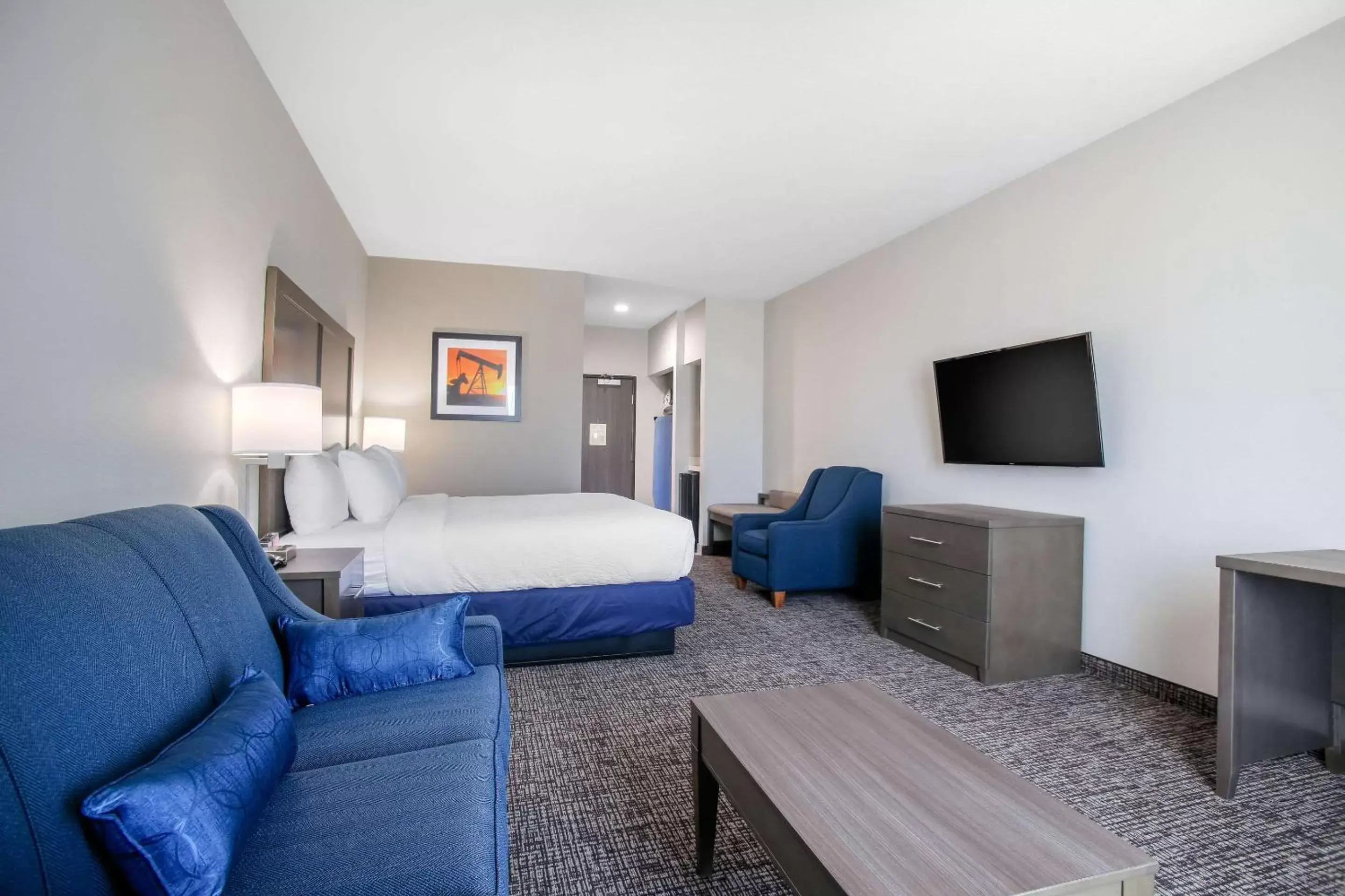 Photo of the whole room, TV/Entertainment Center in Holiday Inn Express & Suites Tulsa East - Catoosa, an IHG Hotel