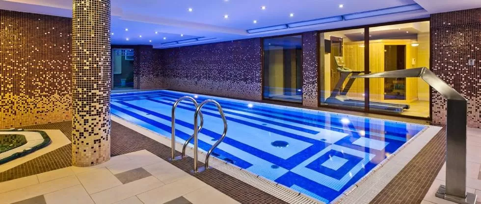 Hot Tub, Swimming Pool in Grape Hotel