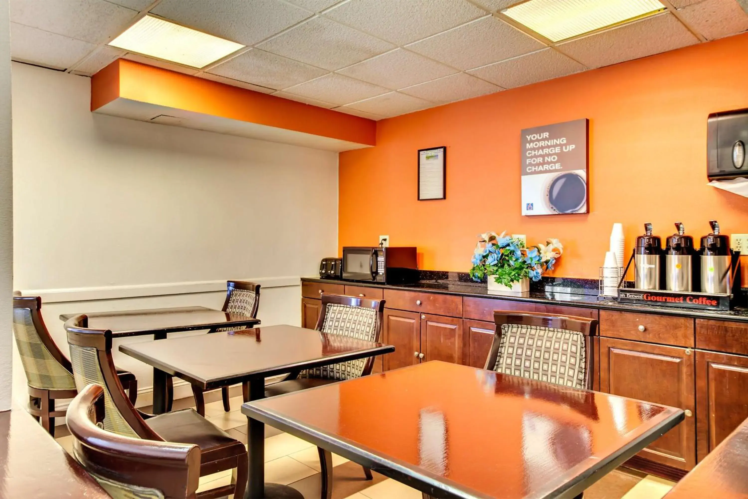 Coffee/tea facilities, Restaurant/Places to Eat in Motel 6-Washington, DC