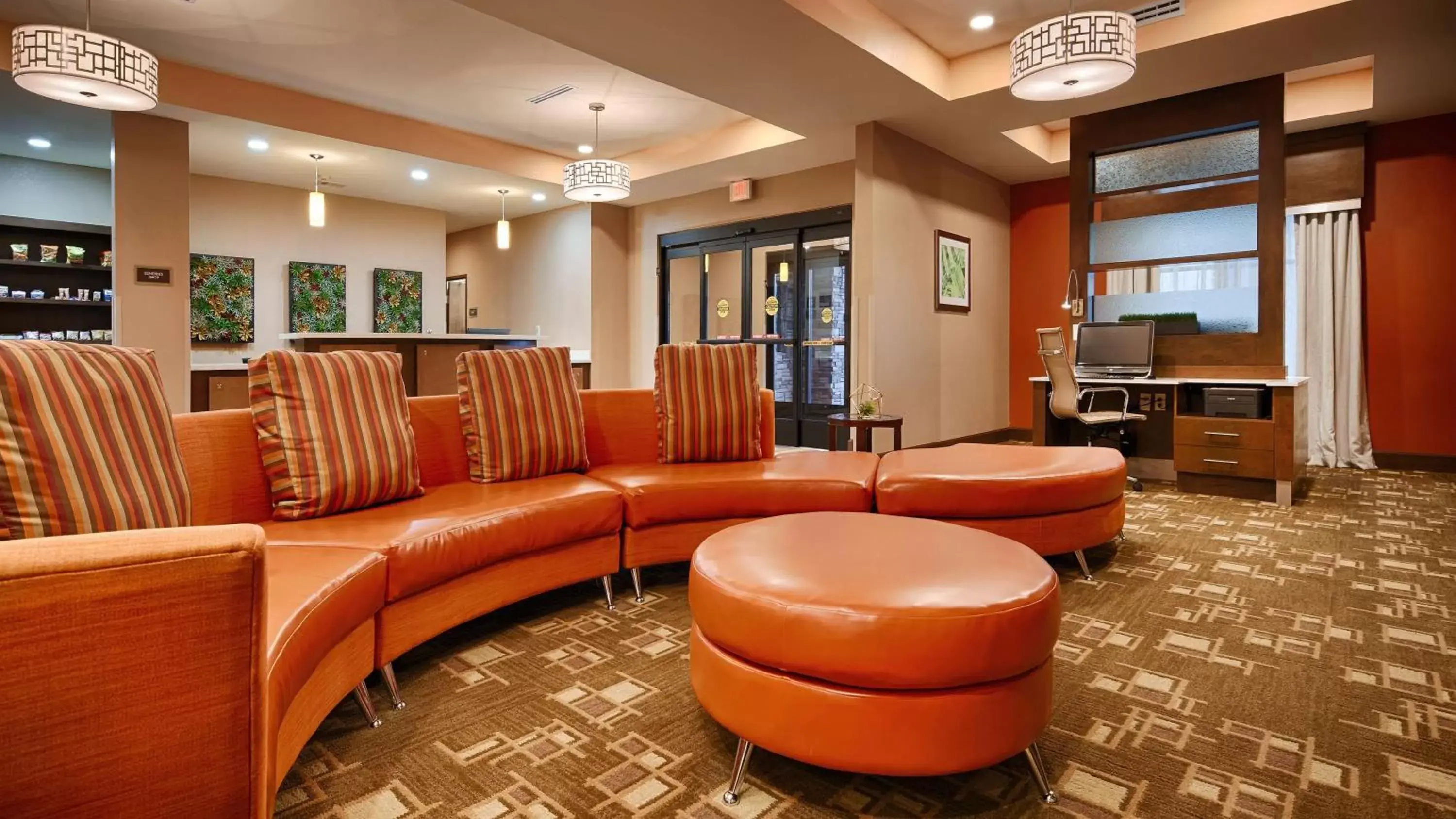 Lobby or reception, Lounge/Bar in Best Western Plus Flatonia Inn