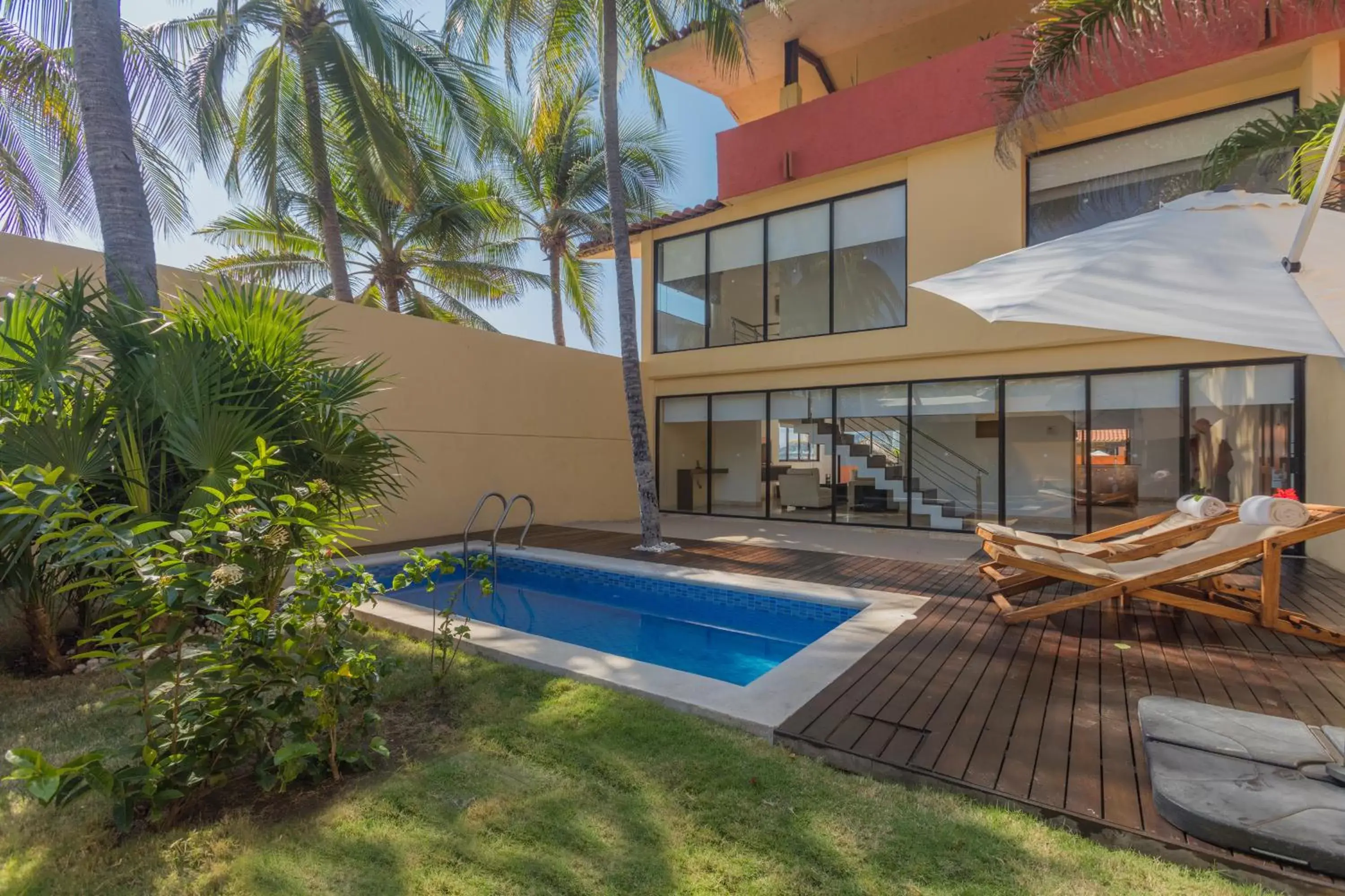 Patio, Swimming Pool in Holiday Inn Resort Ixtapa All-Inclusive, an IHG Hotel