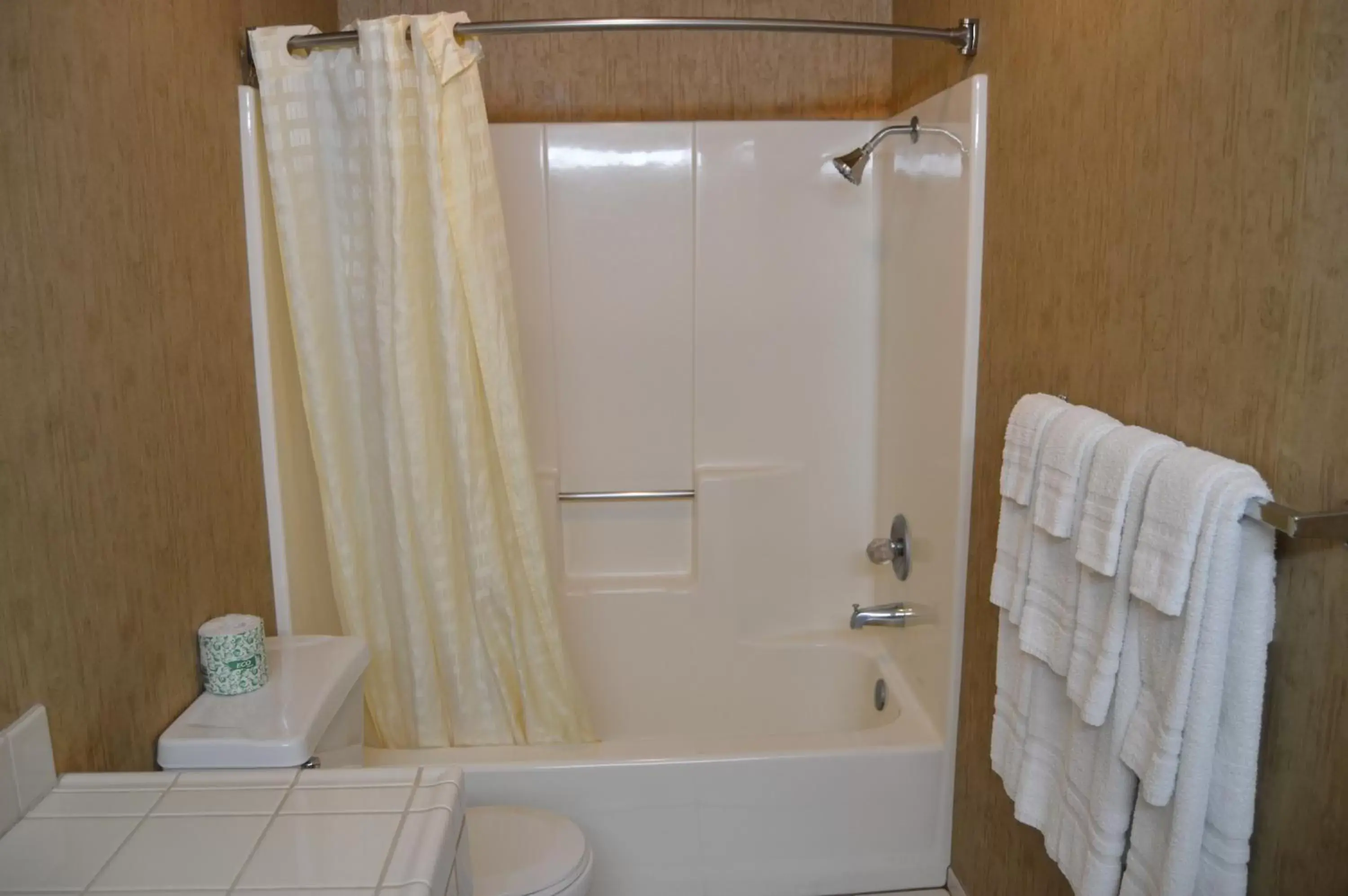 Shower, Bathroom in Cedar Lodge