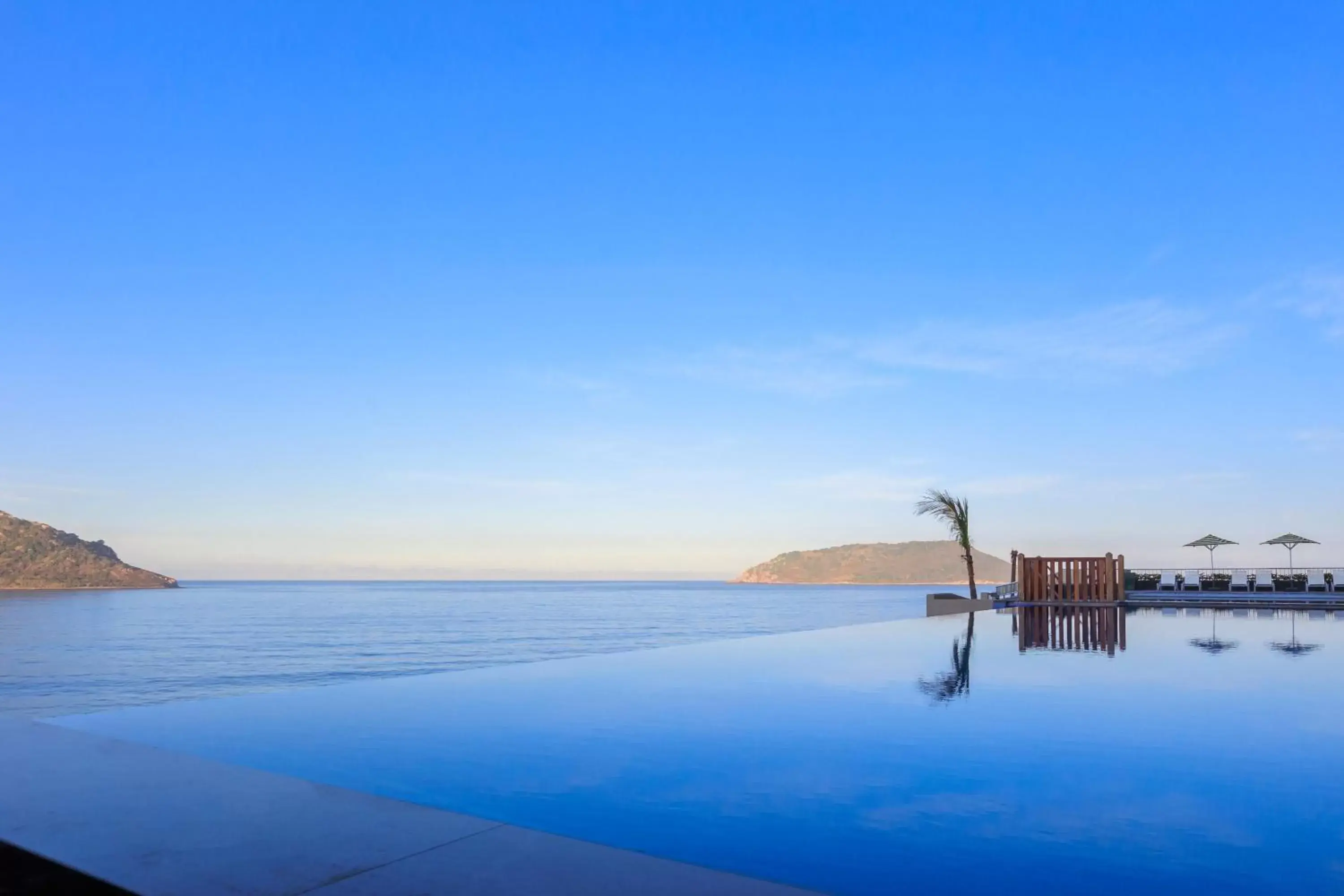 Swimming pool in Courtyard by Marriott Mazatlan Beach Resort