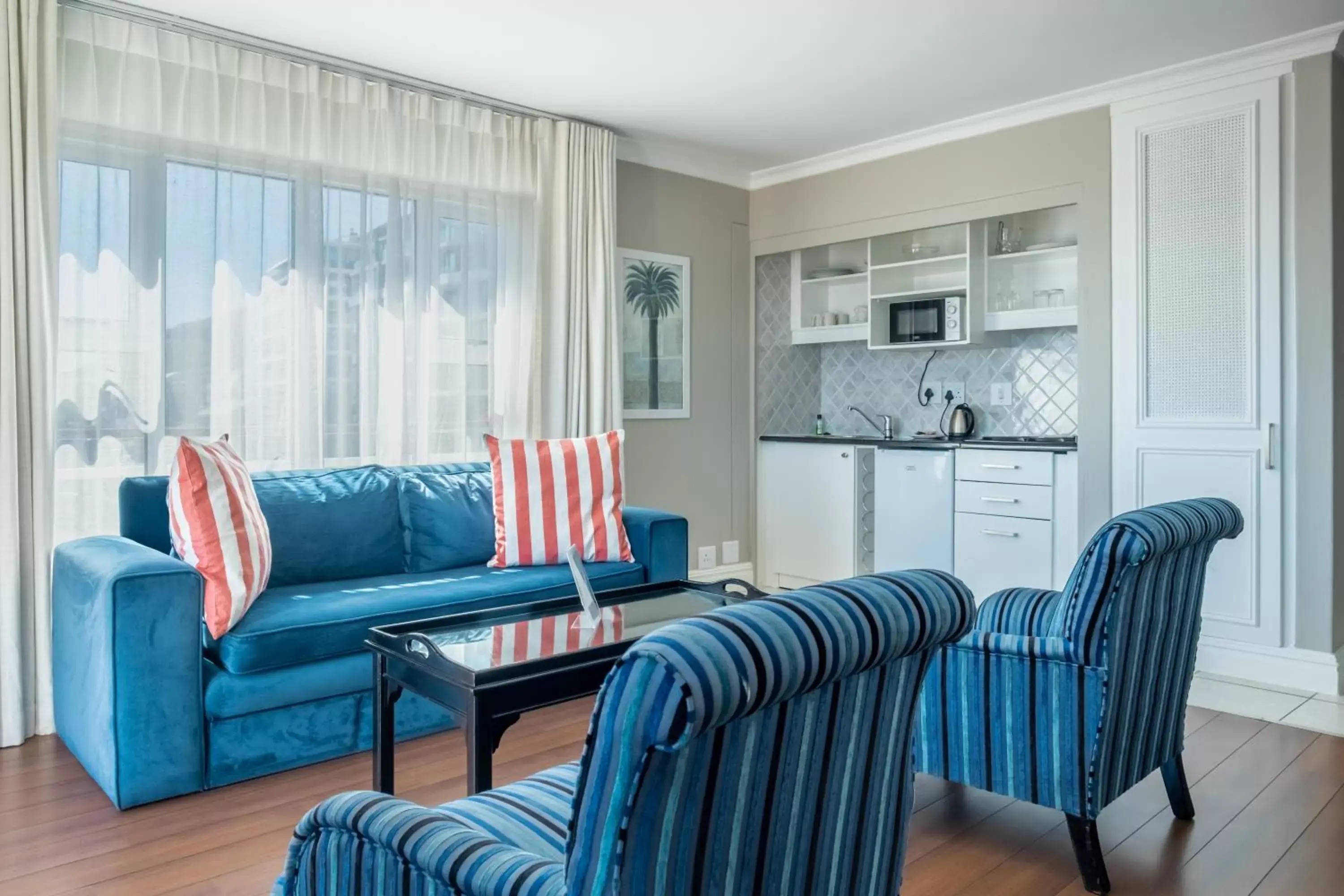 Kitchen or kitchenette, Seating Area in The Bantry Bay Aparthotel by Totalstay