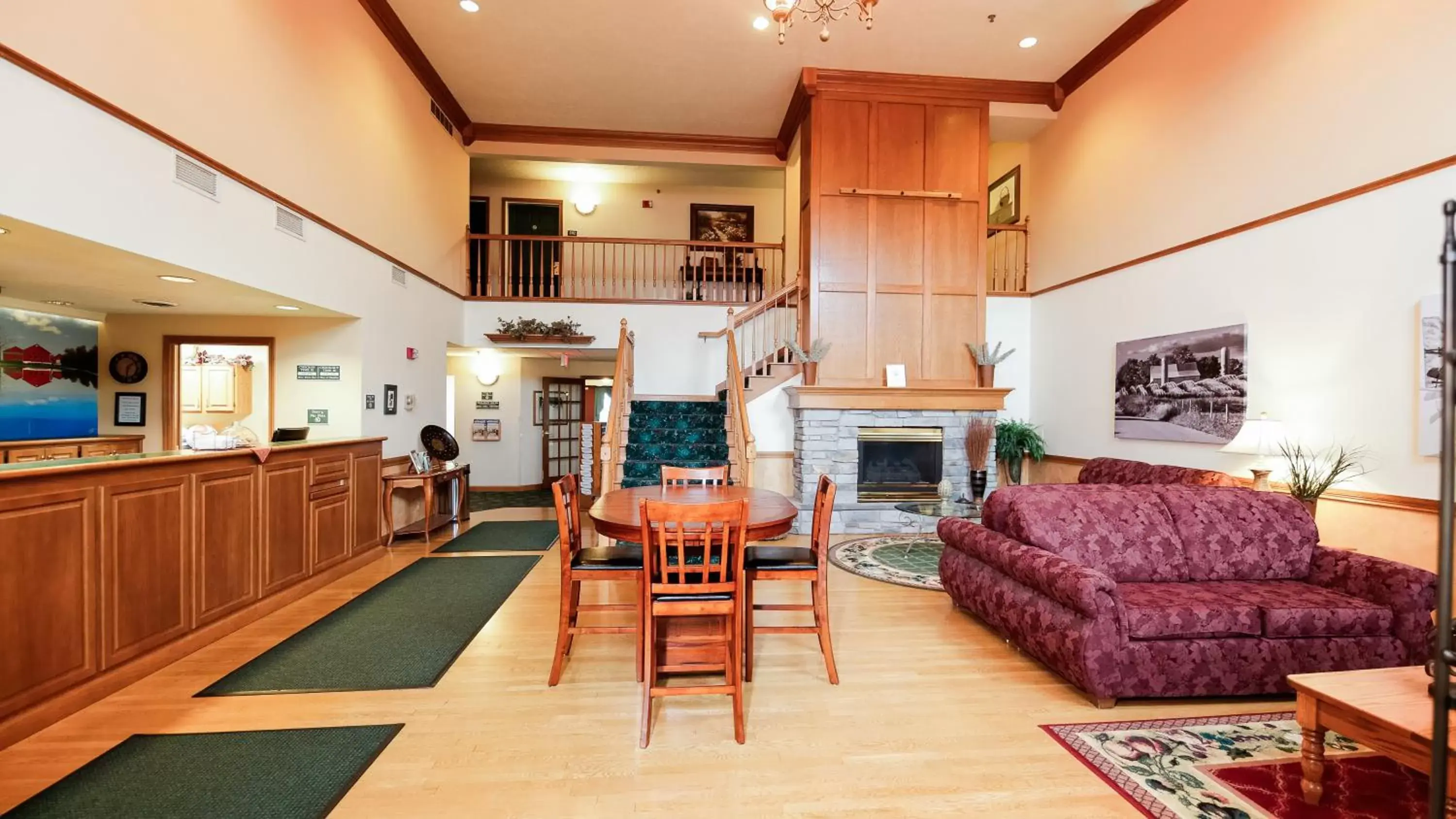 Lobby or reception, Kitchen/Kitchenette in Van Buren Hotel