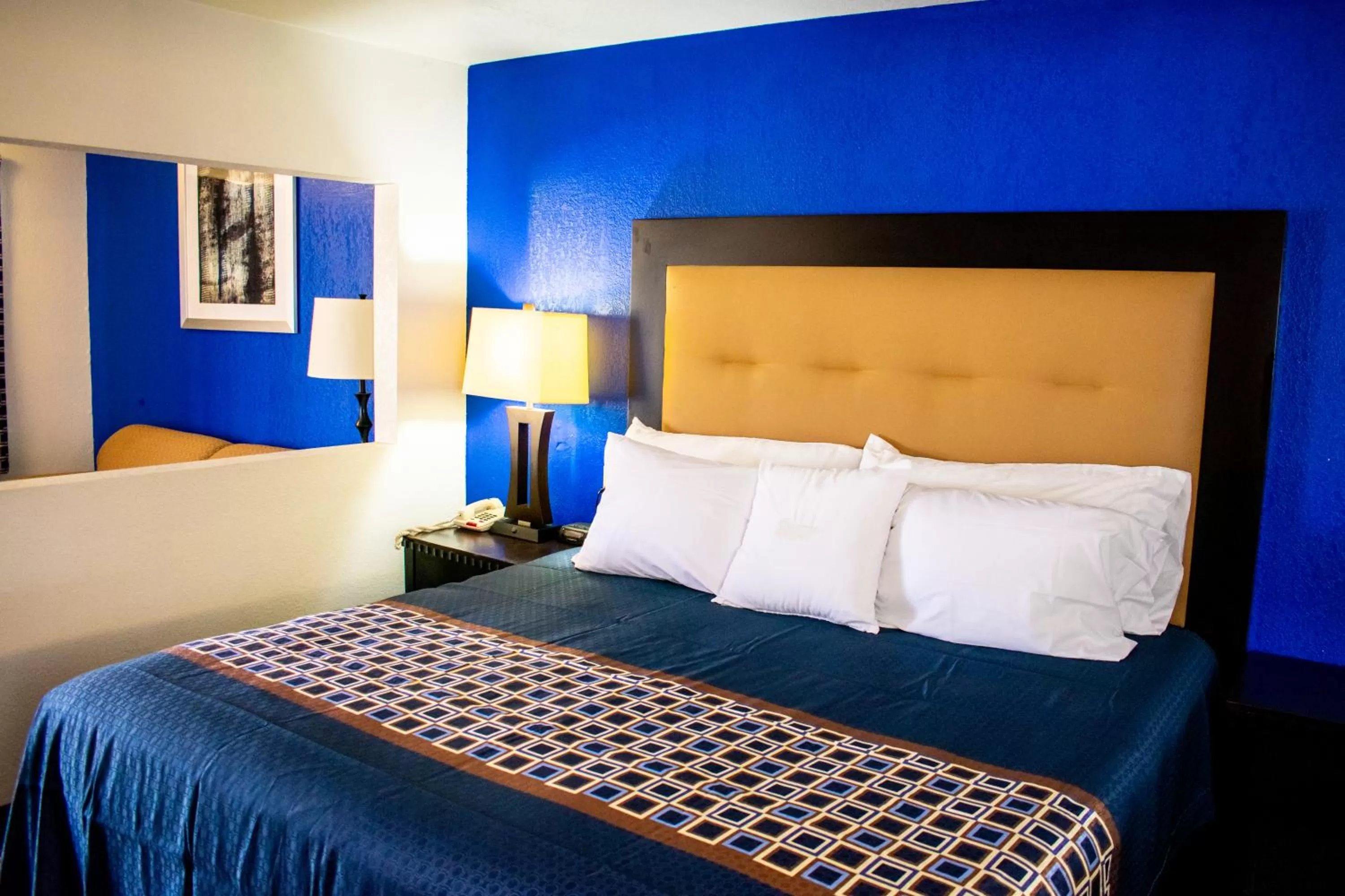 Bed in Blue Jay Inn & Suites