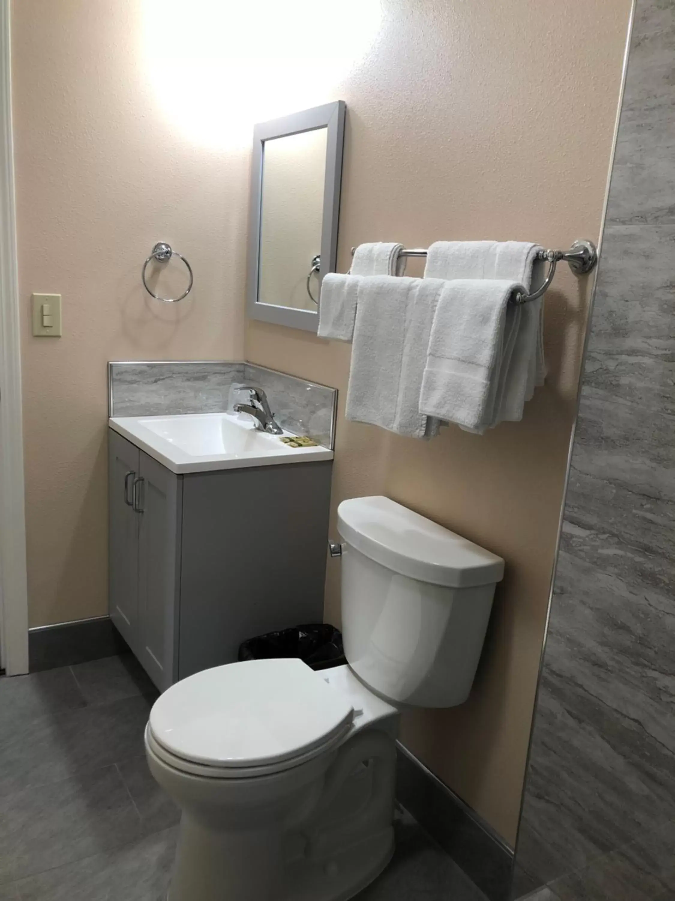Bathroom in Drift Inn, LLC