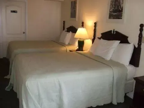 Photo of the whole room, Bed in 5th Street Inn