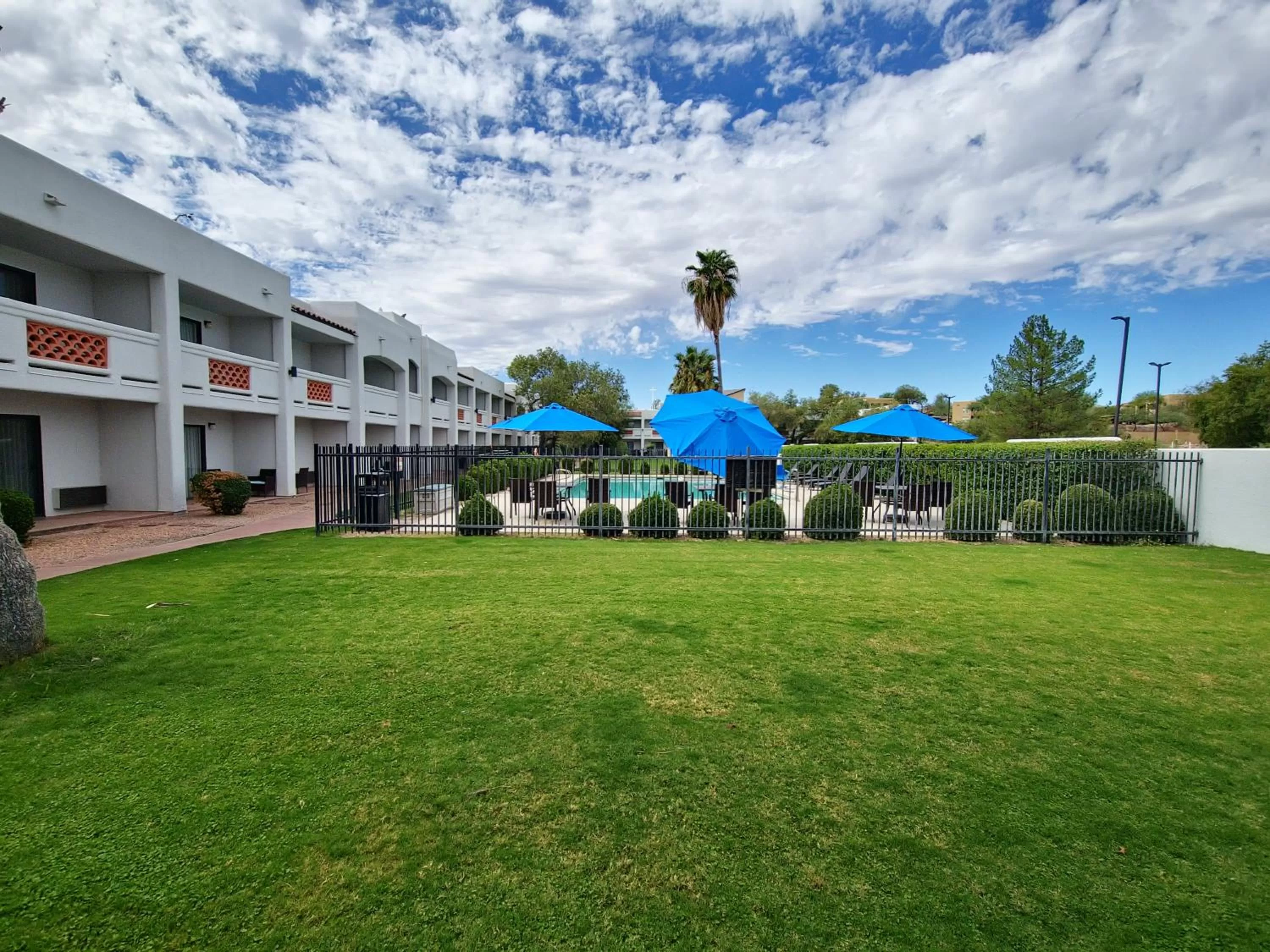 Property building in Los Viajeros Inn