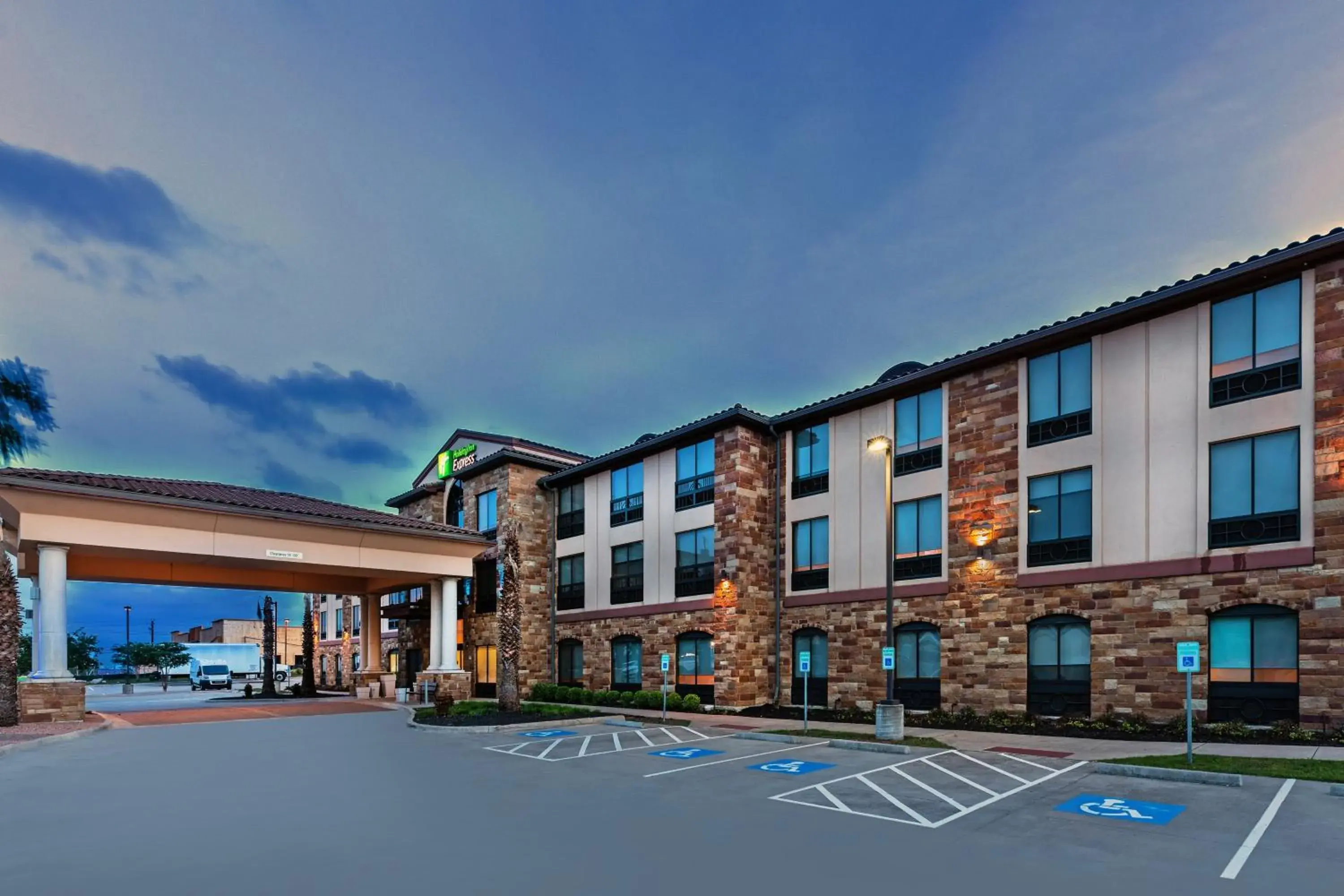 Property Building in Holiday Inn Express & Suites Austin NW – Lakeway, an IHG Hotel