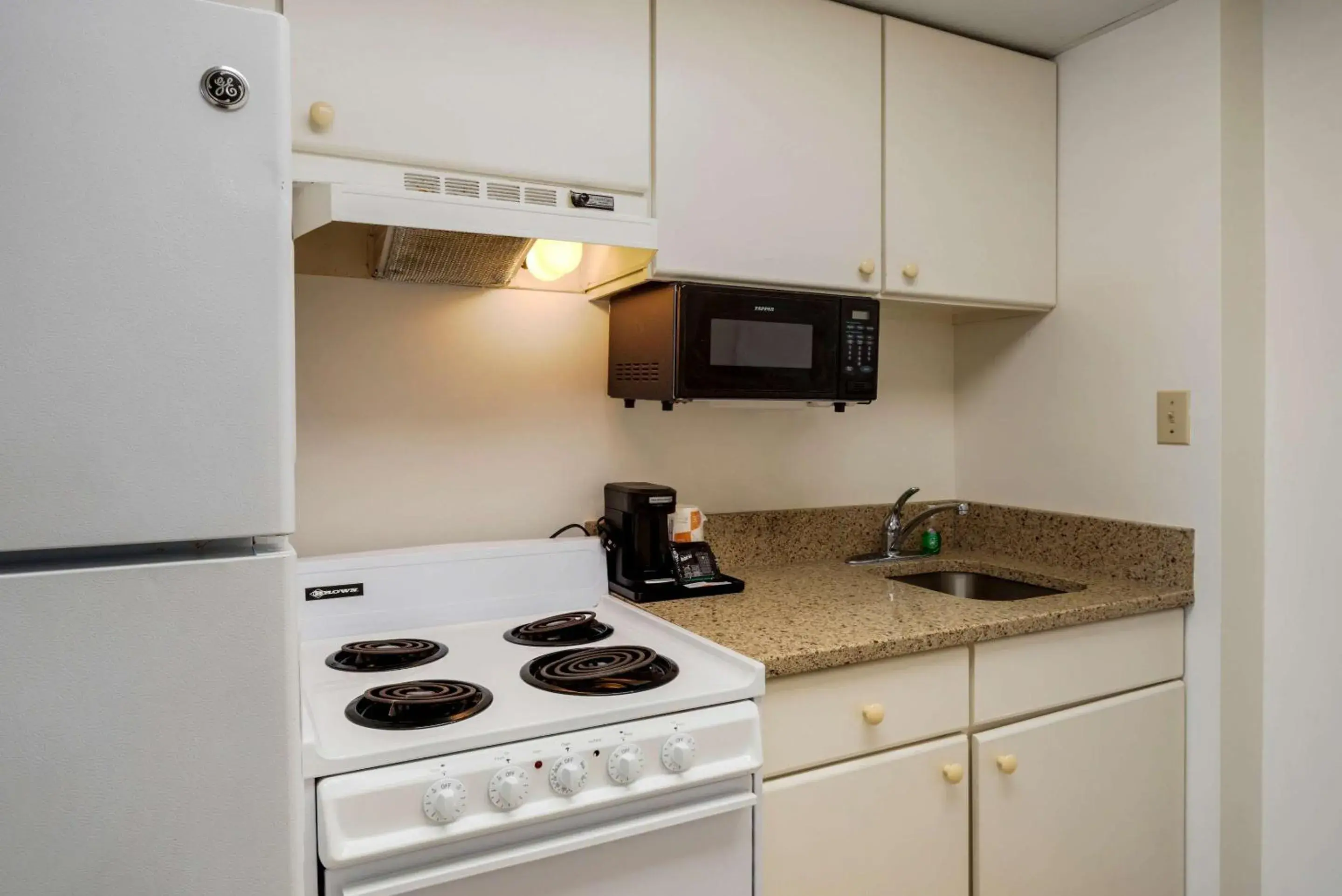 Bedroom, Kitchen/Kitchenette in Quality Inn & Suites Oceanblock