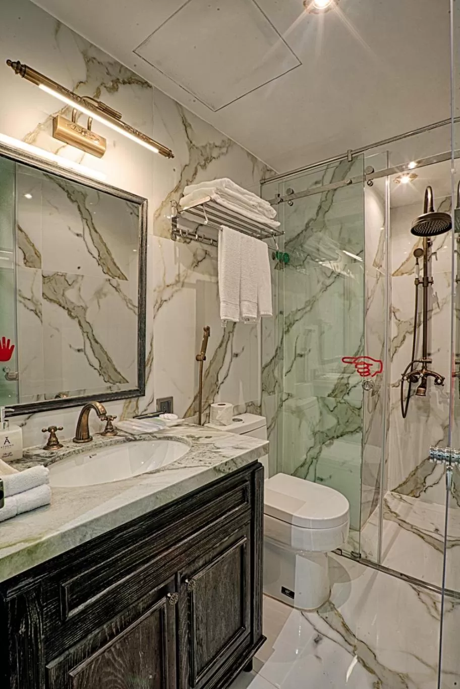 Shower in Athena Hotel Quy Nhơn