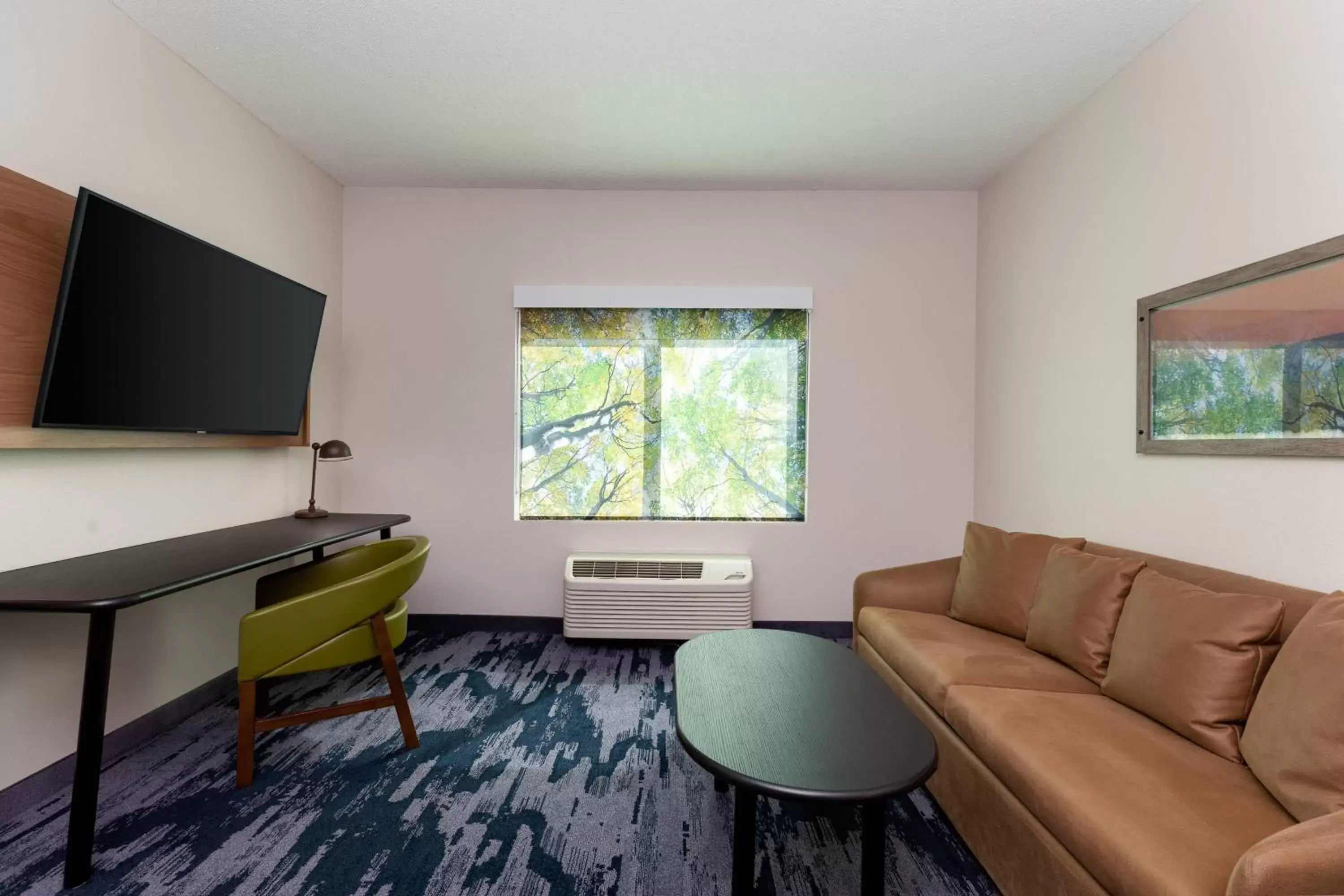 Living room, TV/Entertainment Center in Fairfield Inn & Suites by Marriott Atlanta Stonecrest