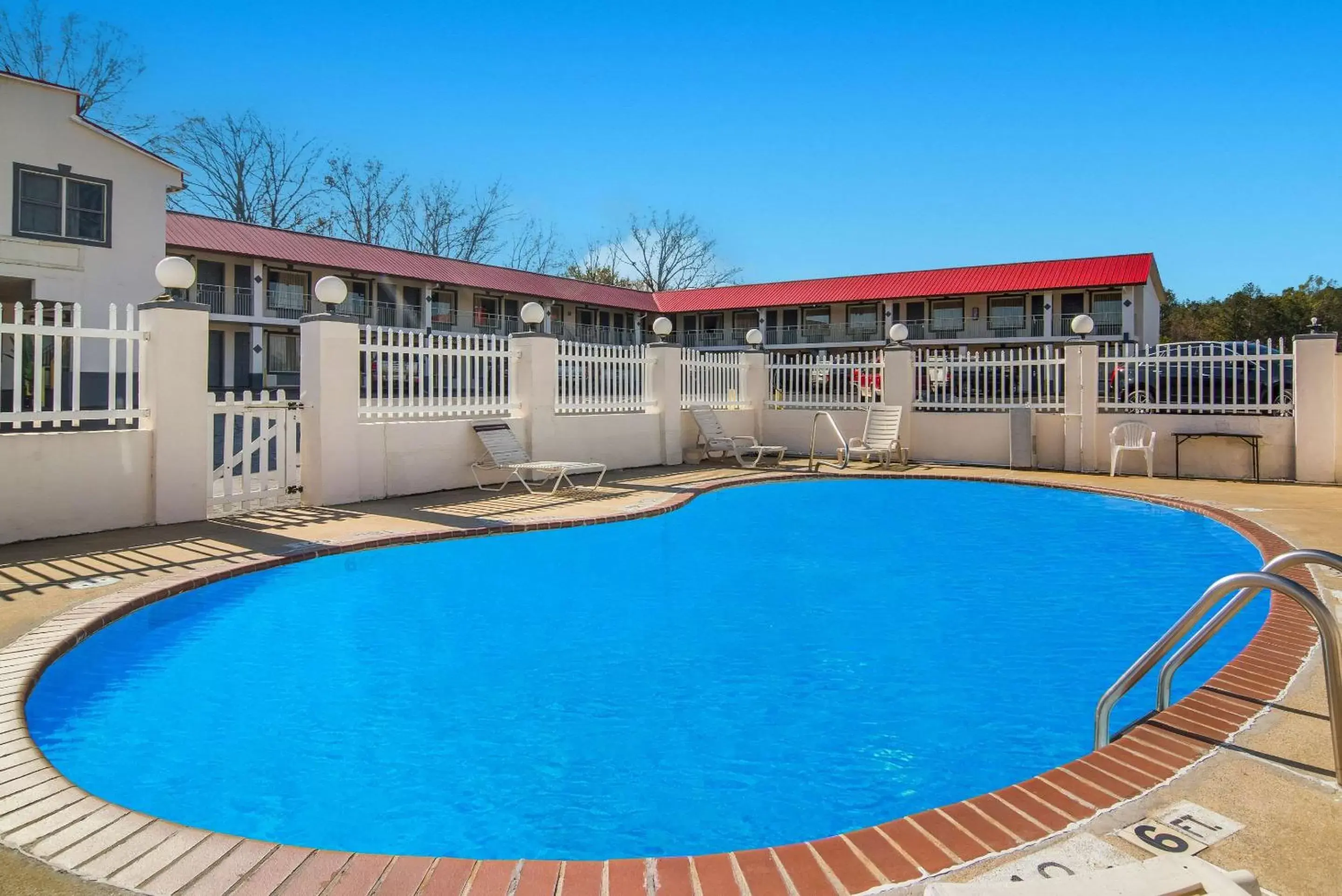 Swimming Pool in Econo Lodge Calhoun North Damascus