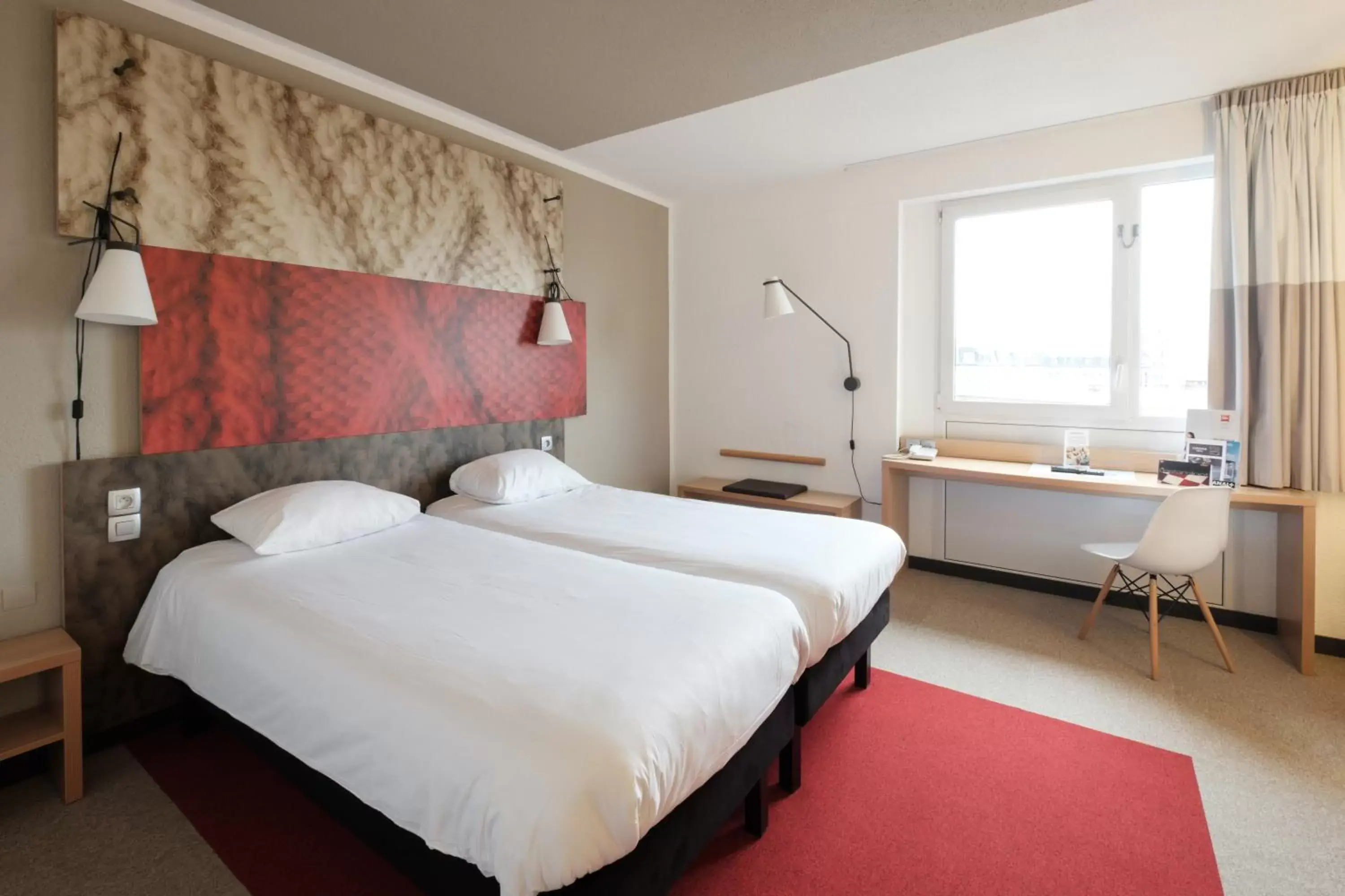 Photo of the whole room, Bed in ibis Mons Centre Gare