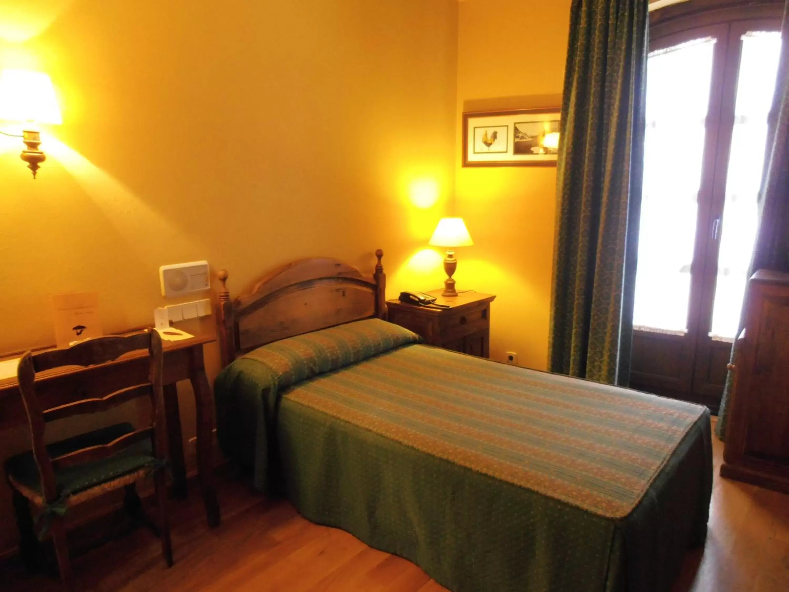 Photo of the whole room, Bed in Hotel La Posada Regia