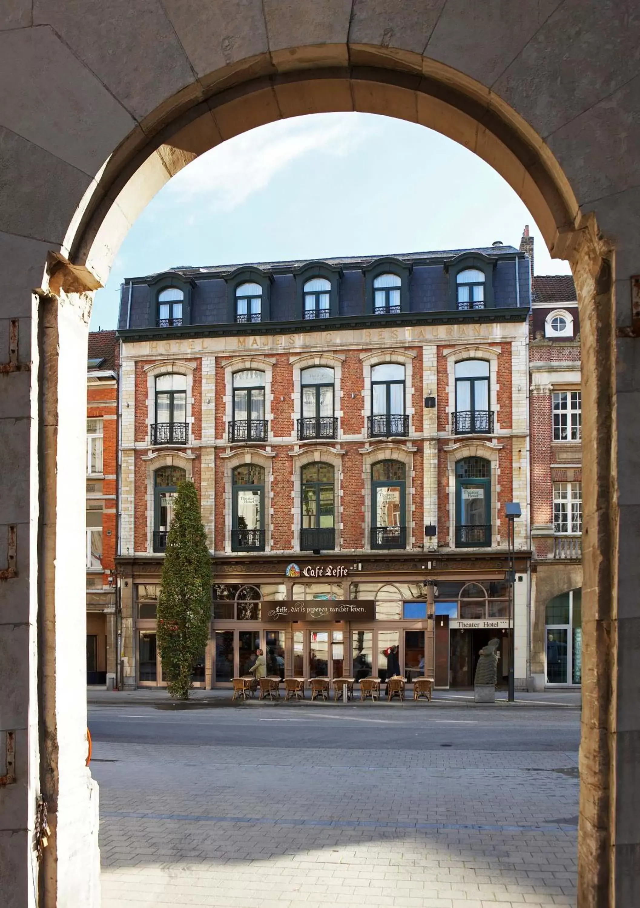Facade/entrance, Property Building in Theater Hotel Leuven Centrum