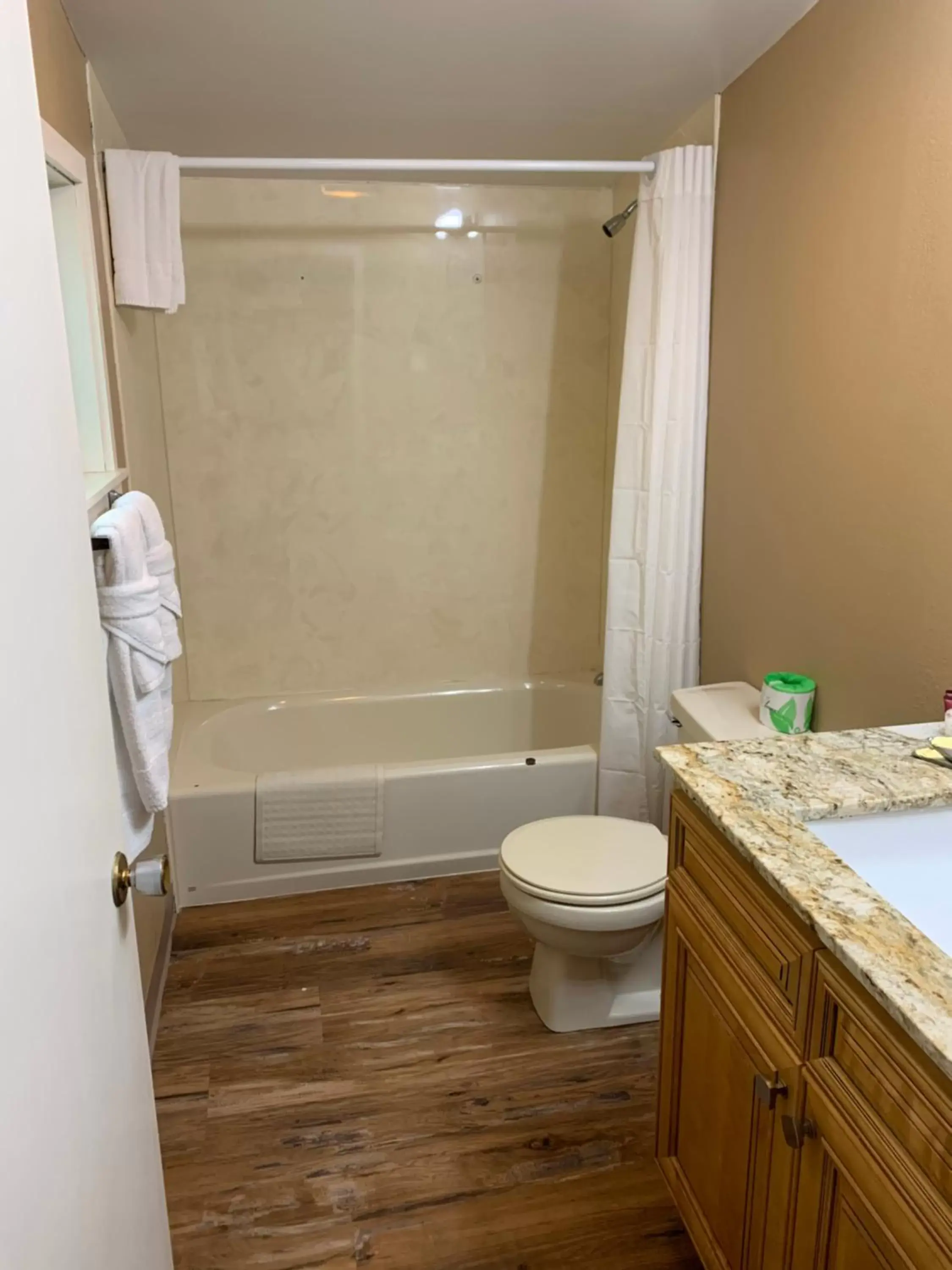 Bathroom in Carr's Northside Hotel and Cottages