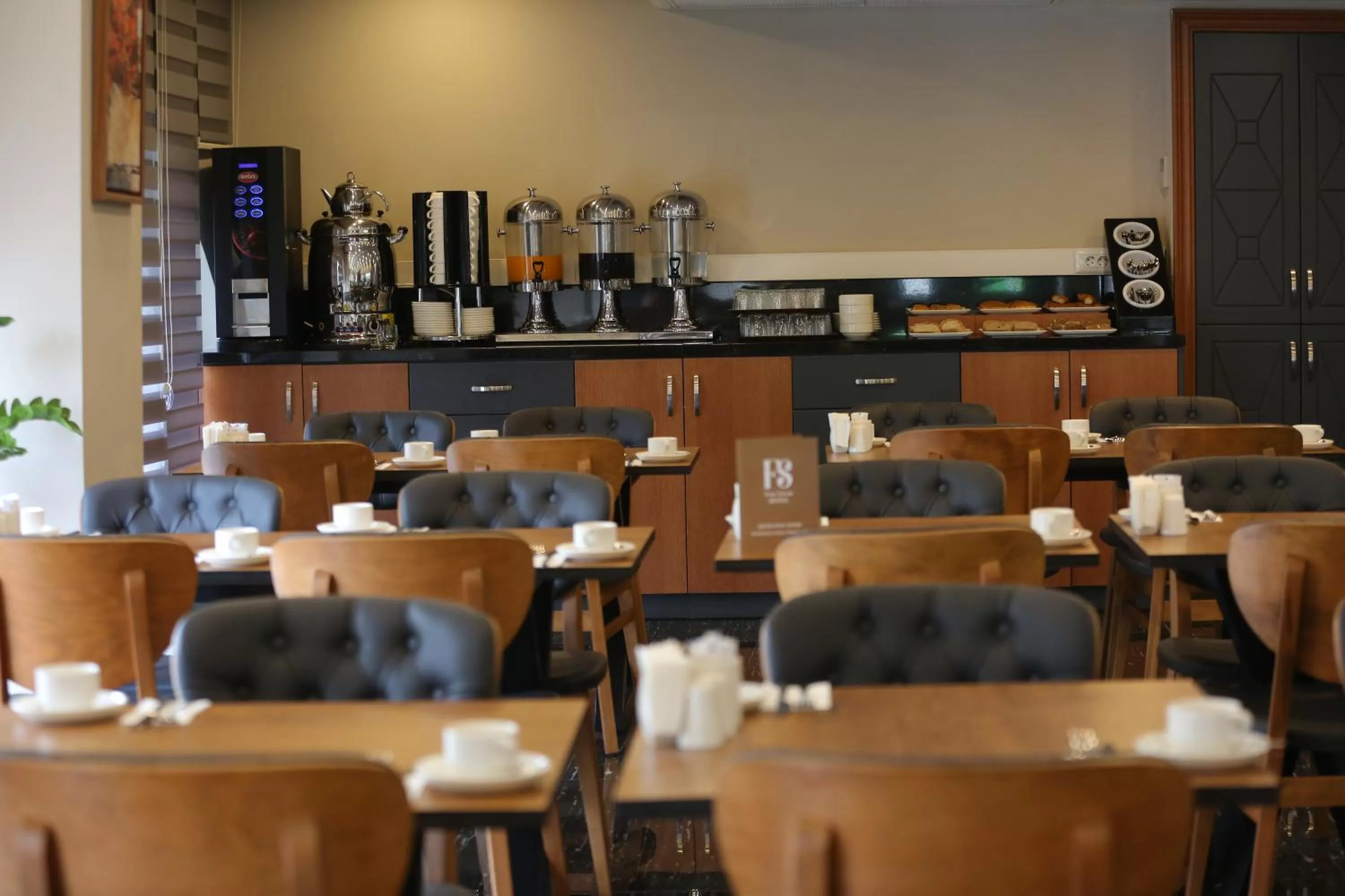 Restaurant/places to eat in FOUR SEVEN HOTEL