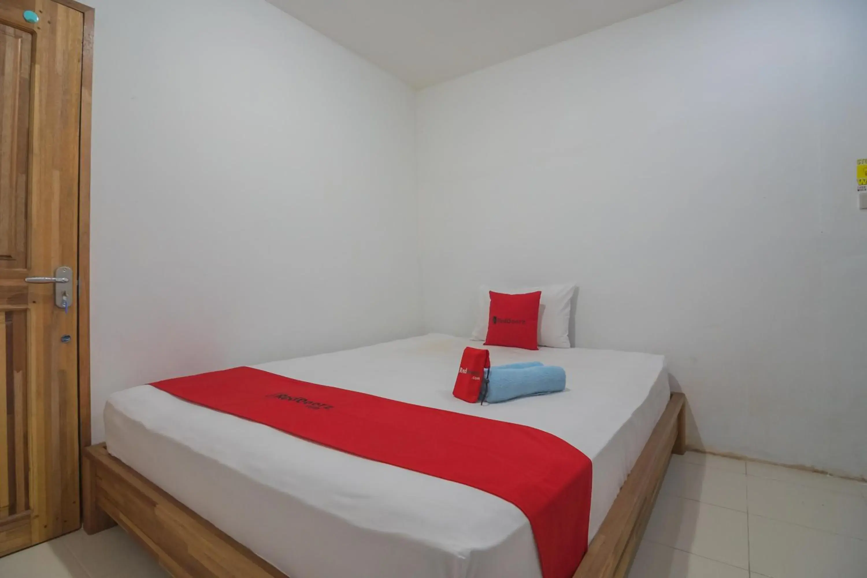 Bedroom, Bed in RedDoorz near Gajah Mada Pontianak Bedroom, Bed in RedDoorz near Gajah Mada Pontianak