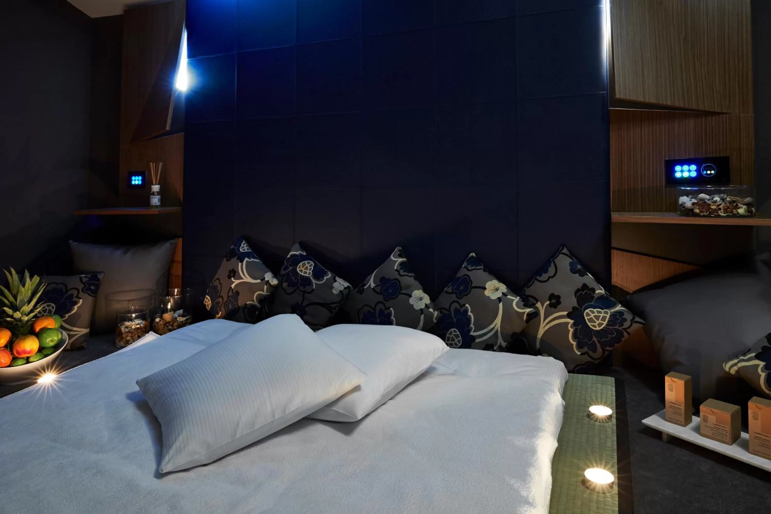 Massage, Bed in Hotel The Building